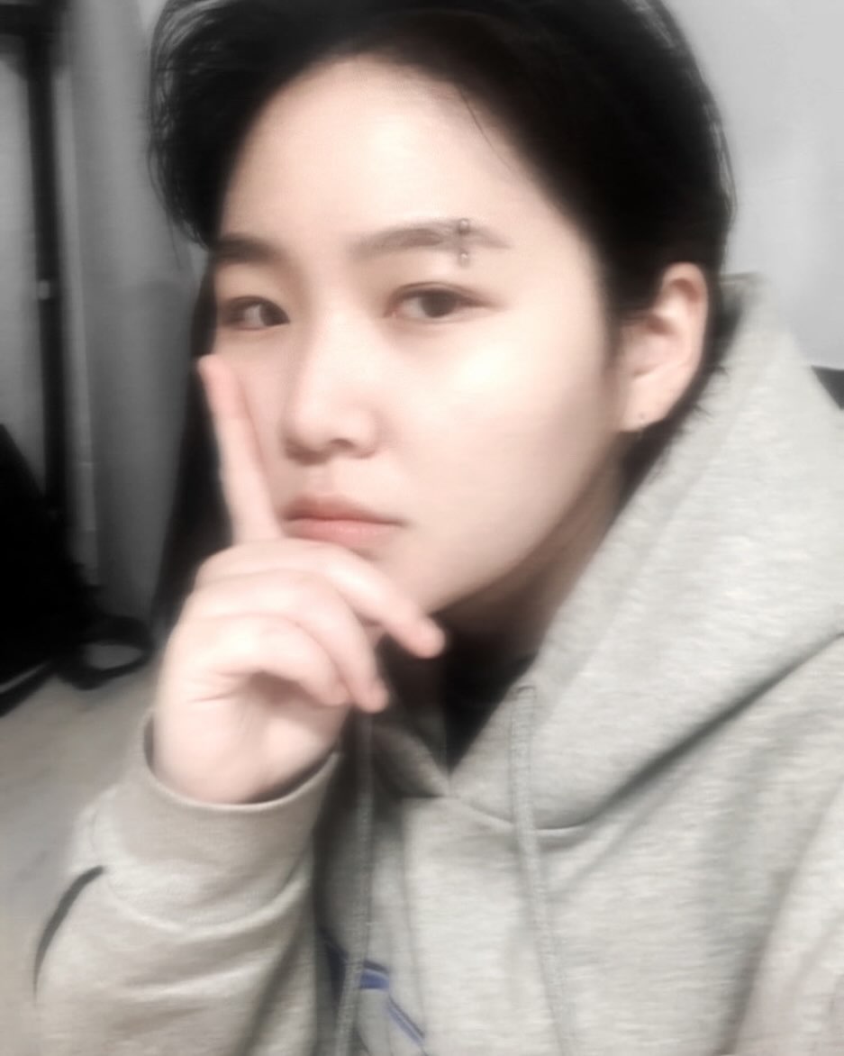 22년도 눈썹피어싱을 했었는데, 눈썹피부가 약해 피부가 찢어져 피어싱이 떨어졌답니다. 기회가 된다면 또 해보고 싶네요.