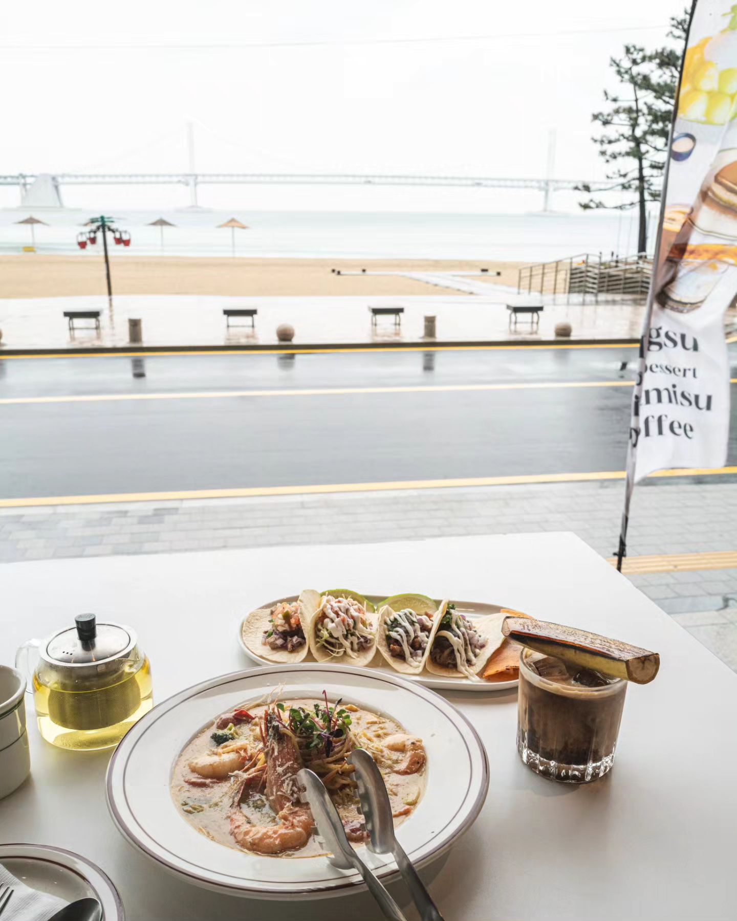 #협찬 

광안대교뷰를 보면서 낮에는 카페음료와 파스타, 
타코를 즐길 수있고, 밤이면 타코, 펍과 다양한 
안주와함께 수제맥주를 무제한 즐길 수있는 광안리
핫플! 브롱스브루잉컴퍼니 광안리BP점!

선선한 봄바람을 맡으며 여자친구와 함께 
새우오일과 특제크림파스타가 매력적인 대하 비스큐 크림파스타와 비리아,브리스켓, 까르니따스, 쉬림프, 
치킨을 한 번에 즐길수 있는 타코5종 샘플러와 함께
달콤한 바나나 브륄레 라떼 한잔을즐겼어요.

저녁에 핫한 펍으로 유명한 곳이라 큰 기대를 안했는데,
대하 비스큐 크림파스타를 먹고 여자친구와 함께 둘 다
감탄사를 연발했지 모에요?

이번에 여자친구랑 너무 맛있게 먹어서 다음에 수제맥주
무제한을 즐기기 위해서 저녁에 한번 또 방문해 봐야겠어요
.
.
.
#협찬 #광안리파스타 #광안리수제맥주무제한 #광안리맛집
#광안리뷰맛집 #광안리술집 #광안리핫플광안리맥주 #부산핫플#부산맛집