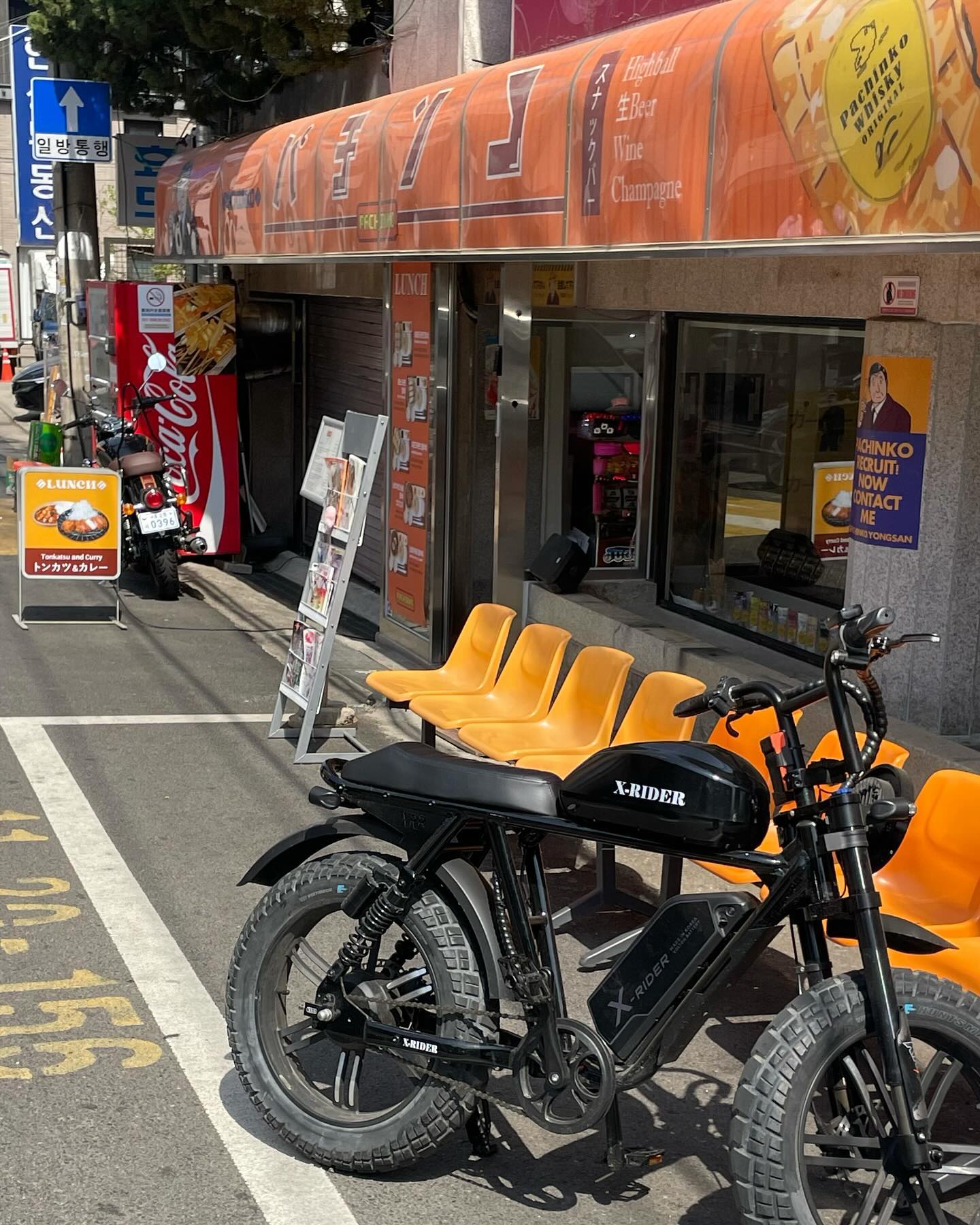 직밍아웃(?)🍛🍶🍘🍺🧡🖤
오래도록 사랑하고 잘하는 일이였던 시장을 떠나 새로운 보금자리에 왔어용! 아직도 같이 일하자고 정말 과분한 제안을 많이 해주시는걸 보니 만5년 꽉꽉 채운 시간동안 내가 정말 잘해왔구나 뿌듯합니다 ㅠㅅㅠ 마지막 시장에서 4개월의 시간동안 비밀이라고(?)는 했지만 다들 남에 일이라 그런지 제가 잘 모르는 분들까지 알고계시더라고요 (진짜 시장 좋아하지만 진절머리 났던 점 대부분의 시장분들 숨쉬듯이 남이야기 하는거 너무 좋아하심) 키키 네,, 장사하다가 우울증걸려서 좋은 조건 다 포기하고 도망쳤습니다 ㅎㅅㅎ 이 돈 안벌어도 좋으니 안할란다 마인드.. 사장님들 진심 존경해요 아무튼 새로운 직장에서 너무나 좋은 식구들을 만나 재밌고 맛있고 행복한 하루하루를 보내고 있답니다🥹 메뉴나 분위기 술맛 다 좋고용 무엇보다 제가 있으니 많이 놀러오시라구ㅇㅕ🫶🏻 정신못차리는 동안 많이 도와주고 살펴줬던 내 사랑들 평생 잊지않고 다 갚아줄게요 ㅠㅅㅠ 지금은 대가리꽃밭혜진 돌아왔으니 만나서 쏘주먹짜요 Love ya🫶🏻🧡
#파친코용산 #용리단길