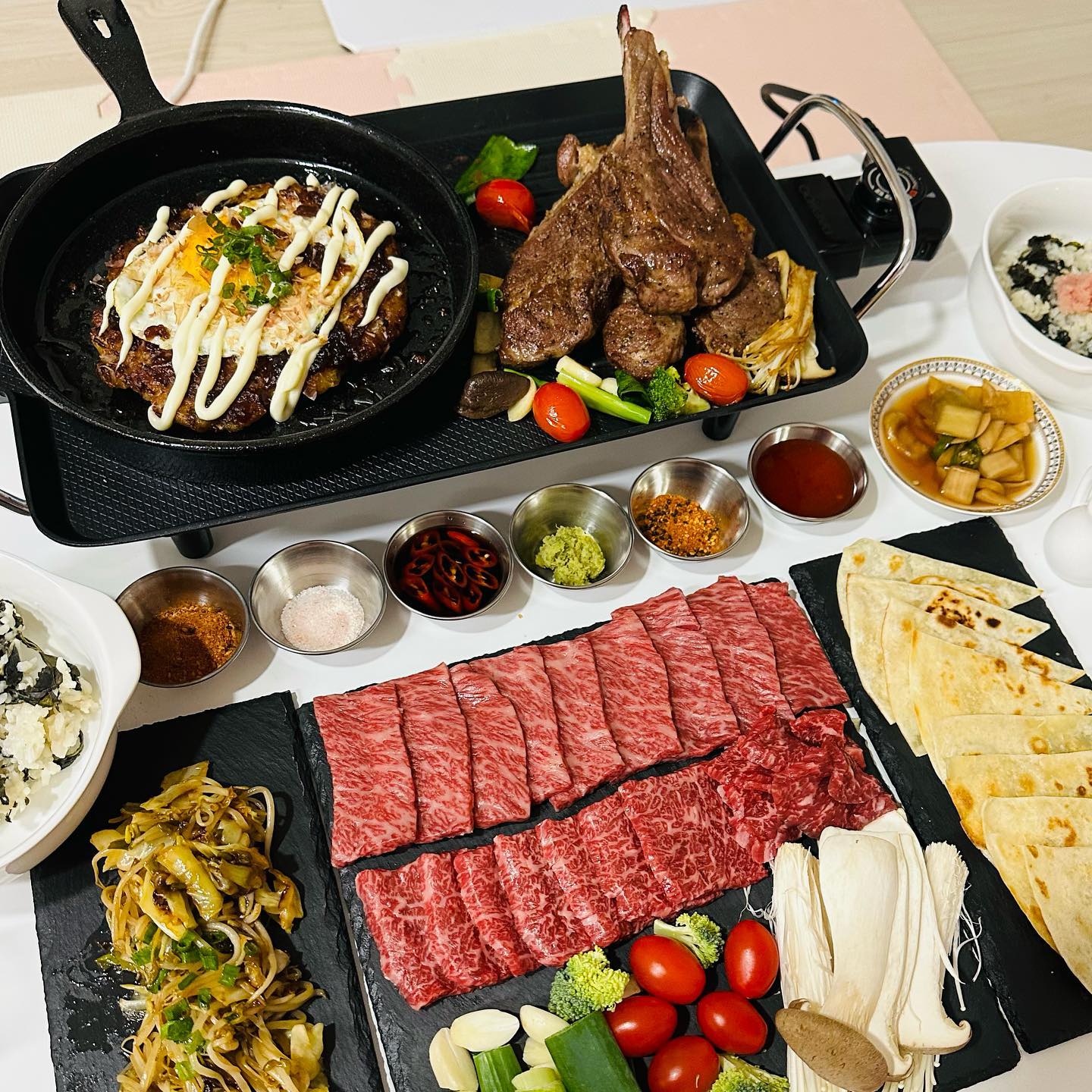 ⠀
⠀
오랜만에 고기파티 🐷
⠀
집에서는 처음으로 구워보는 숄더렉
걱정과 다르게 너무 맛있었따 🐑💛
⠀
소고기도 조금 구워먹을까해서
조금 시킨다는게 손이너무커서,, 🥩
2팩먹고 2팩은 냉장고행 ❄
⠀
또띠아에 가니쉬 곤드레밥조금
숙주볶음올려서 양갈비랑먹는게 최애 😘
⠀
오꼬노미야끼는 언제먹어도 맛있구
소고기는 말해모해 🤗
⠀
후기 : 배터지는 고기파티여따 😋
⠀
⠀
⠀
🍗 #숄더렉
🥩 #살치살
🥩 #치마살
🥘 #오꼬노미야끼
⠀