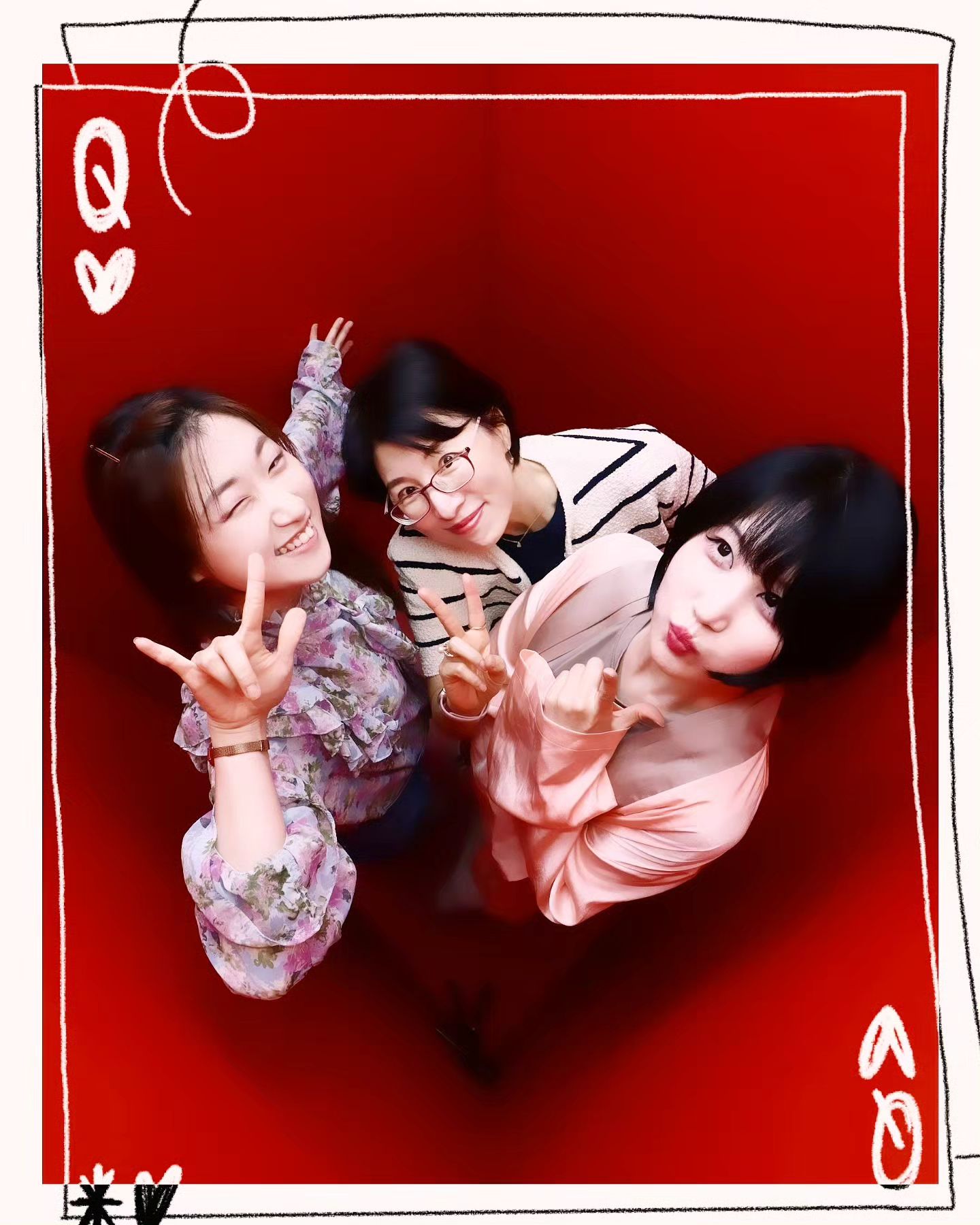 엄마랑 9살 터울 막내이모가 한국에 잠시 오셨다. 집안 어른들의 [효]와 [우애]의 본보기와 사랑으로, 몸도 마음도 생각도 건강히 자란 우리9명-감사합니다❤️ 막내이모가, 워먼스 데이를 해야한다며, 나와 영자를 소집하셨다. 참고로 사촌 9명 중 여자는 단 3명이고, 귀여운 자영이는 나랑 9살 터울🧸 자영이 덕에 요런 재미난 사진도 찍고🤗 (sophiasyyoon 선영이가 없어서 완전체는 아닌 워먼스데이)

❕️
❕️
❕️
❕️
❕️

#가족사진 #파즈뮤즈 #가영누나 #패션디자이너이가영 #스타일리스트이가영 #가영언니 #돈룩업 #인생네컷 #청담데이트 #압구정데이트 #압구정로데오 #kbeauty #koreanbeauty #kmakeup #koreanmakeup #kstyle #koreanstyle #kfashion #koreanfashion #kculture #koreatravel #koreatrip #데일리메이크업 #데일리패션 #패션스타그램 #코디스타그램 #옷스타그램 #패션피플 #fazmuz 

🩵