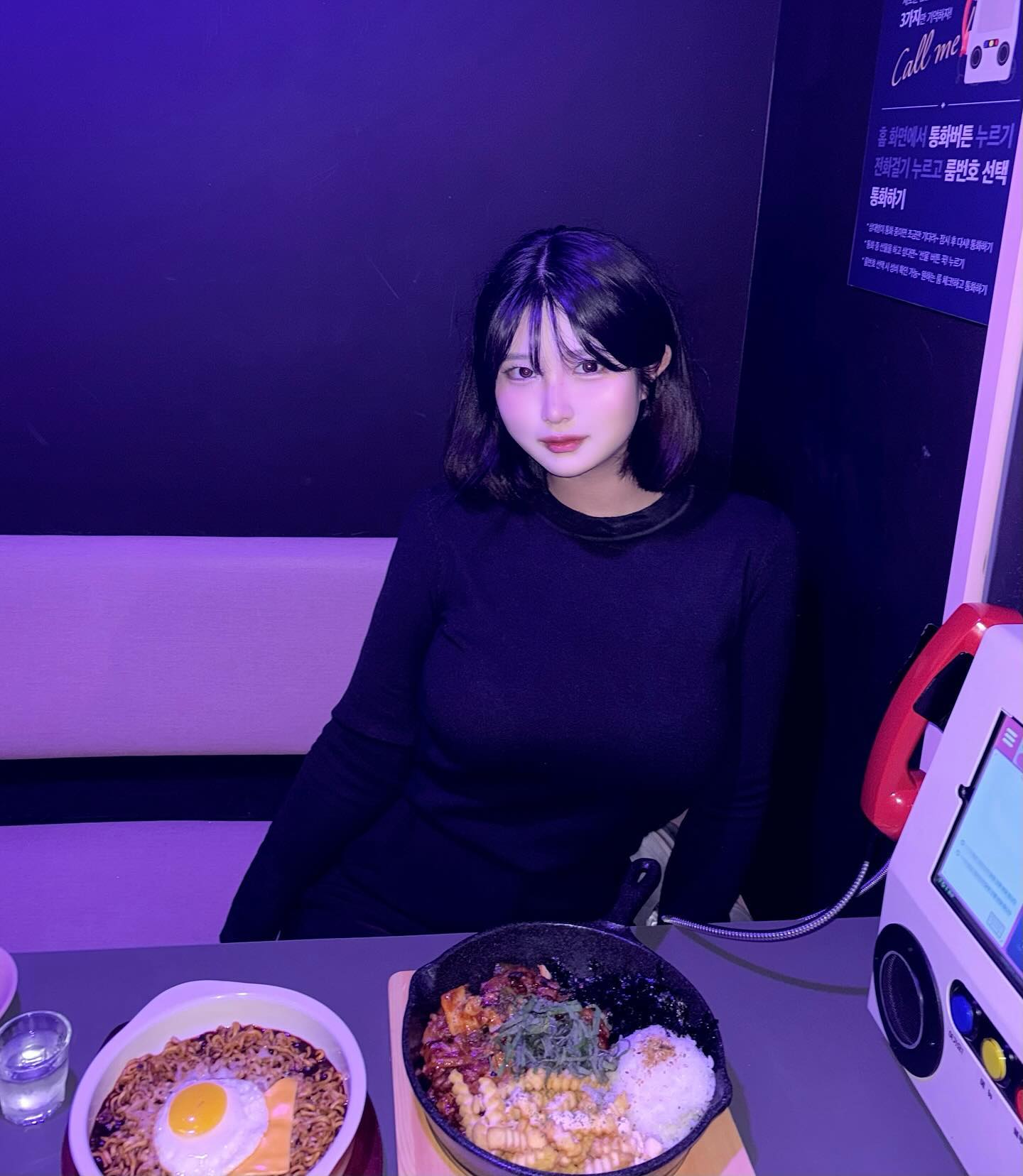 #협찬 둔산 핫플 룸술집 룸의 정석 다녀왔어요!
룸 안에 태블릿으로 메뉴 주문부터 블루투스 연결로 노래도 듣고 조명 선택도 가능해서 여러 분위기의 셀카도 마구 찍을 수 있어요!
다른 룸이랑 전화나 채팅이 가능하고 랜덤 게임을 제안해서 자연스럽게 헌팅도 할 수 있어요👍🏻👍🏻 저는 모두의 행운에서 이겨서 음료수 받아먹었어요 후후후
주류 주문시 코인을 증정해서 게임이나 경매 참여, 적립도 가능하답니당
헌팅 뿐만 아니라 프라이빗한 데이트, 동성 친구들과 놀 수 있는 둔산동 핫플 룸의 정석! 넘 재밌고 닭발이 맛있어용😱

#룸의정석대전둔산점 #대전술집 #대전술집추천 #둔산동술집추천 #둔산동술집 #갈마동술집 #둔산동핫플 #갈마동핫플