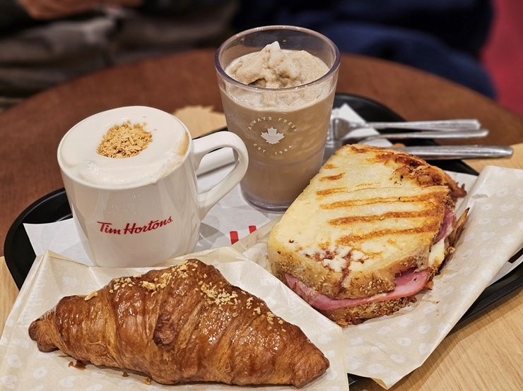 🎈
캐나다 국민커피 팀홀튼(Tim Hortons)

저렴한 가격으로 가성비 커피로
캐나다에서는 별다방보다 인기가 높은 곳이라죠?

너무 기대를 많이 해서 그런가...

​기대했던 것보다는 살짝 아쉬웠던 팀홀튼 :)

​
다음에는 커피의 기본인 아메로 재방문을...
달달한 믹스커피 맛은 노노~놉!! ㅎㅎ

#팀홀튼 #캐나다커피
#팀홀튼서울대입구 #팀홀튼서울대
#팀홀튼아이스캡 #팀홀튼메이플라떼
