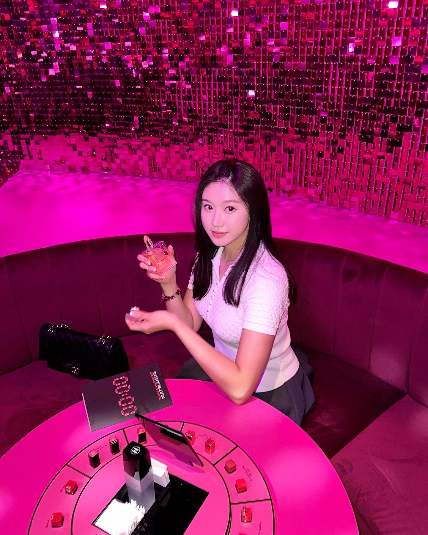 💄
𝐶𝐻𝐴𝑁𝐸𝐿 𝑁𝑈𝐼𝑇𝐵𝐿𝐴𝑁𝐶𝐻𝐸 𝑆𝐸𝑂𝑈𝐿

자정부터 아침까지, 밤새도록 이어지는 
환상적인 시간을 담은 샤넬루쥬알뤼르팝업 ✨

시간에 따라 변하는 밤의 무드를 담은 루쥬 알뤼르 벨벳 
제 원픽은 바로 05:00 ! 💗 

chanel.beauty.korea

#샤넬루쥬알뤼르팝업 #CHANELNUITBLANCHESEOUL 
#루쥬알뤼르 #샤넬립스틱 #샤넬메이크업 #샤넬뷰티 
#샤넬팝업 #샤넬 팝업스토어 #성수팝업 #성수동팝업 #팝업스토어