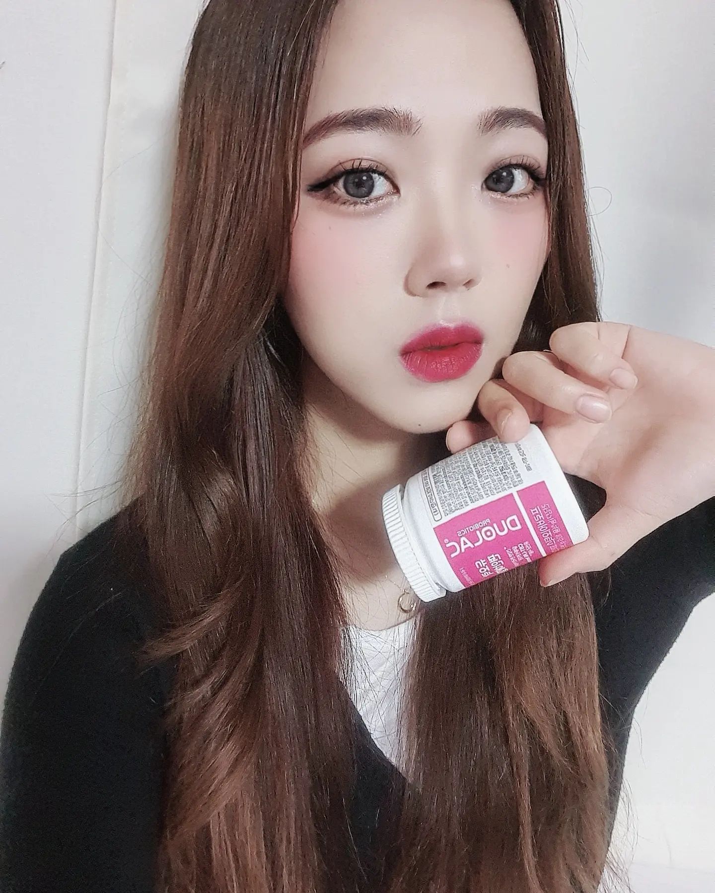 #협찬 이지만 n년째 매일매일 먹고있는 애장템 공개💖
언제부턴가 '예쁜 여성'보다는 '건강한 여성'이 더 되고 싶어지더라구요

살이 찌거나 화장, 옷이 맘에 안드는 순간은 잠깐이지만 건강하지 못한 건 더 견딜 수 없는 요즘ㅠㅠ

그래서 이런 질 유래 유산균은 꼭‼️ 챙겨먹고 있어요:)

이건 보장균 수 50억에 식물성 캡슐이라 마음에 들었는데 100% 한국산이라는 거...👍

게다가 국내 대학병원 X 듀오락 세포 공학 연구소 공동 연구 개발한 CBT 특허 유산균 2종, 균주 3종이 들어가 있다니까 믿음이 가는 느낌ㅎㅎ

특히 조금 걱정스러운 합성향료, 이산화규소, 스테아린산마그네슘, 팜유, 수크랄로스, 아스파탐, 아세설팜칼륨 등이 아예 첨가되어 있지 않아서 안심하고 먹고 있답니다😍

.
.
.
.

#질유래유산균 #듀오락편안해질유산균 #듀오락 #듀오락유산균 #유산균추천 #질유래유산균추천 #편안해질유산균
