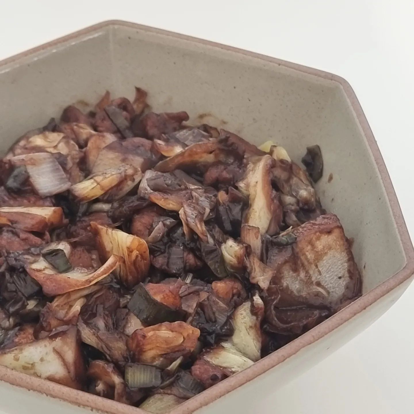 안녕하세요 코리아 동인천 차이나타운 뺨치는 냉편입니다.

오늘은 느즈막히 일어났습니다.

바로 주말이였기 때문이지요.

하지만 저는 깨어난 순간 깨달았습니다. 오늘은 야간에 출근을 하는구나!!!

짜증이 밀려오고 고통스럽고 괴로움이 보풀처럼 일어났습니다만.

짜증날땐 짜장면 우울할땐 울면 탕탕탕탕 탕수육인 관계로, 짜장면을 만들어 먹어 그 괴로움을 달랬습니다.

웹툰작가 김풍님이 이런말을 하셨지요.

'남의 가족이 먹는다고 생각하고 만들어야 맛있다'

장모님의 딸을 남이라고 상상하며, 설탕도 듬뿍 넣어 만들었더니 호평을 받았습니다.

뿌듯하지만 등골이 서늘했네요.

저는 면이 없어 짜장밥으로 먹었답니다.

내일부터 다시 월요일이네요.

얼마남지않은 주말 마무리 잘하시길 바랍니다.

그럼 이만.

#짜장면 #중화요리 #중국음식 #중국집 #중국집맛집 #중국음식맛집 #집밥스타그램 #맛팔 #먹팔 #선팔 #맞팔 #팔로우 #팔로우반사 #맞팔해요 #맞팔선팔환영 #팔로우백 #follow #f4f #followtofollow
