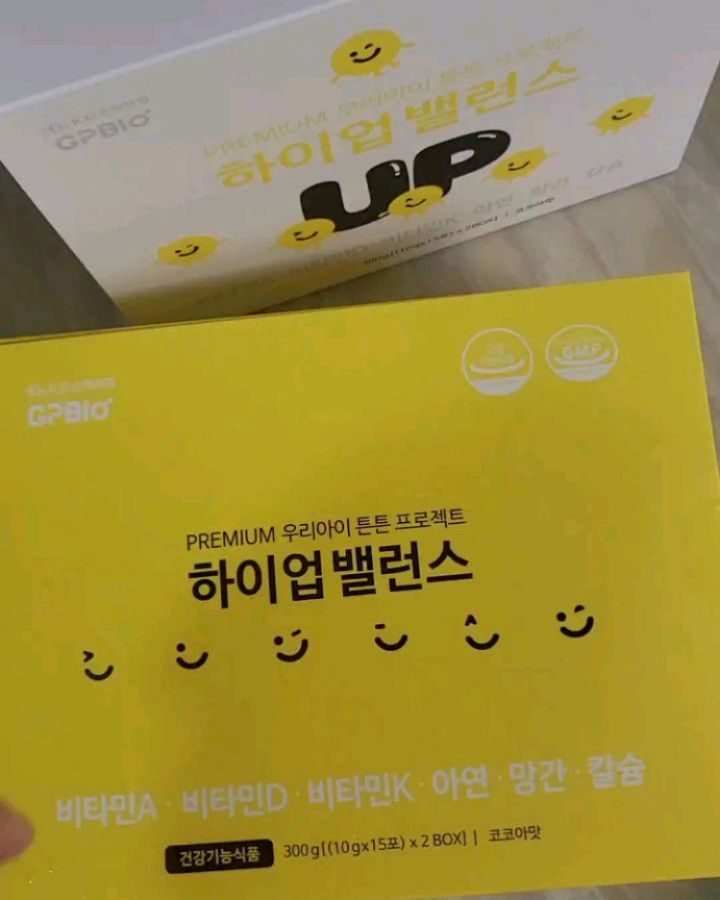 [성장영양제/키쑥쑥/면역력증가]에 도움을 주는
성장기 아이에게 효과적인 하이업밸런스!
2차 OPEN 합니다😁

하이업 밸런스는 일반적인 영양제가 아니에요!
우유나 물에 타먹는 영양제로서
➰아연, 망간, 비타민A, 비타민D, 칼슘, 비타민K 6종의 주원료와 35종의 부원료 함유된 종합영양제에요
+Plus 루테인, DHA, 초유단백질, 유산균, 마그네슘까지 들어있답니다
또한 성장발달에 도움을 주는 특허성분
초유단백질(CBP)까지 함유되어 있으니 너무 좋죠?

하지만, 아무리 좋은 영양제여도 아이가 안먹으면 소용없죠
하이업 밸런스는 달달하고 맛있는 🍫코코아맛으로
맛없다고 거부하는 아이는 정말 없을거 같아요
저희 아이 또한 초코맛이라고 너무 잘먹거든요!
제가 먹어봐도 이게 무슨 영양제인가 싶을정도로
시중에 파는 초코우유보다 훨~씬 더 맛있답니다 ᰔᩚ 

권장 섭취량은
24개월 이하는 하루에 반포 ✔️
24개월 이상부터 하루에 한포 ✔️
하이업밸런스 전용 보틀로
우유 또는 생수에 분말을 넣고 섞어주면 끝 .ᐟ
아이에게 타서 먹으라고 하면 더 즐거워해요٩( ᐛ )و
이 때, 가루 잘 녹게 많이 흔들어주세용😋

𐃘 하이업밸런스는 이런 아이에게 추천해요
입맛이 까다로워 건강기능 식품 안 먹는 아이
성장기에 추가적인 영양 보충이 필요한 아이
편식으로 인해 영양소 섭취가 부족한 아이
정상적인 면역기능이 약한 아이
뼈와 치아가 형성 중인 아이
성장발달이 필요한 아이

구성
1박스 (1개월분) : 30포 (보틀 1개 무료)
2박스 (2개월분) : 60포 (보틀 1개 무료)
3박스 (3개월분) : 90포 (보틀 1개 무료)

인터넷 가격이랑 비교해보시면 공구가가 훨씬 저렴하니 
우리 아이 키 성장에 관심있으신분들은 꼭 먹여보세요 ෆ⃛ 
자신있게 추천합니다 ◡̈❥

🕝 공구기간 - 3/28~31(목~일)
🚛 배송기간 - 평일 1시이전 결제 당일출고

✔️ 구매는 프로필 링크 클릭해서 하이업 클릭해서 구매하세요♥

#영양제 #하이업밸런스 #하이업밸런스공구 #키성장 #아기영양제 #코코아맛영양제 #초코우유 #코코아맛우유 #키성장영양제 #키작은아이 #키키우기 #키성장고민 #초유단백질 #편식 #편식하는아기 #우유극복 #등원아침메뉴