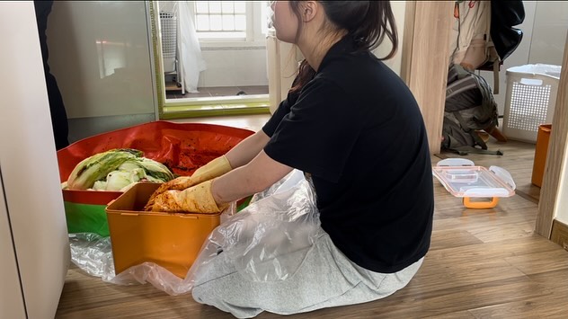 김장 성공 .. 그리고 번외 편 .. 

point 1 ) 으쓱거리며 봐달라고 하는데 매번 잘 못 함
point 2 ) 김치로 떡볶이 만들고 있는 나
point 3 ) 엄마랑 나랑 둘이 하고 있는 것 같지만 알고 보니 카메라 뒤에 오빠도 있었음 

사랑해 모두 다 🩵