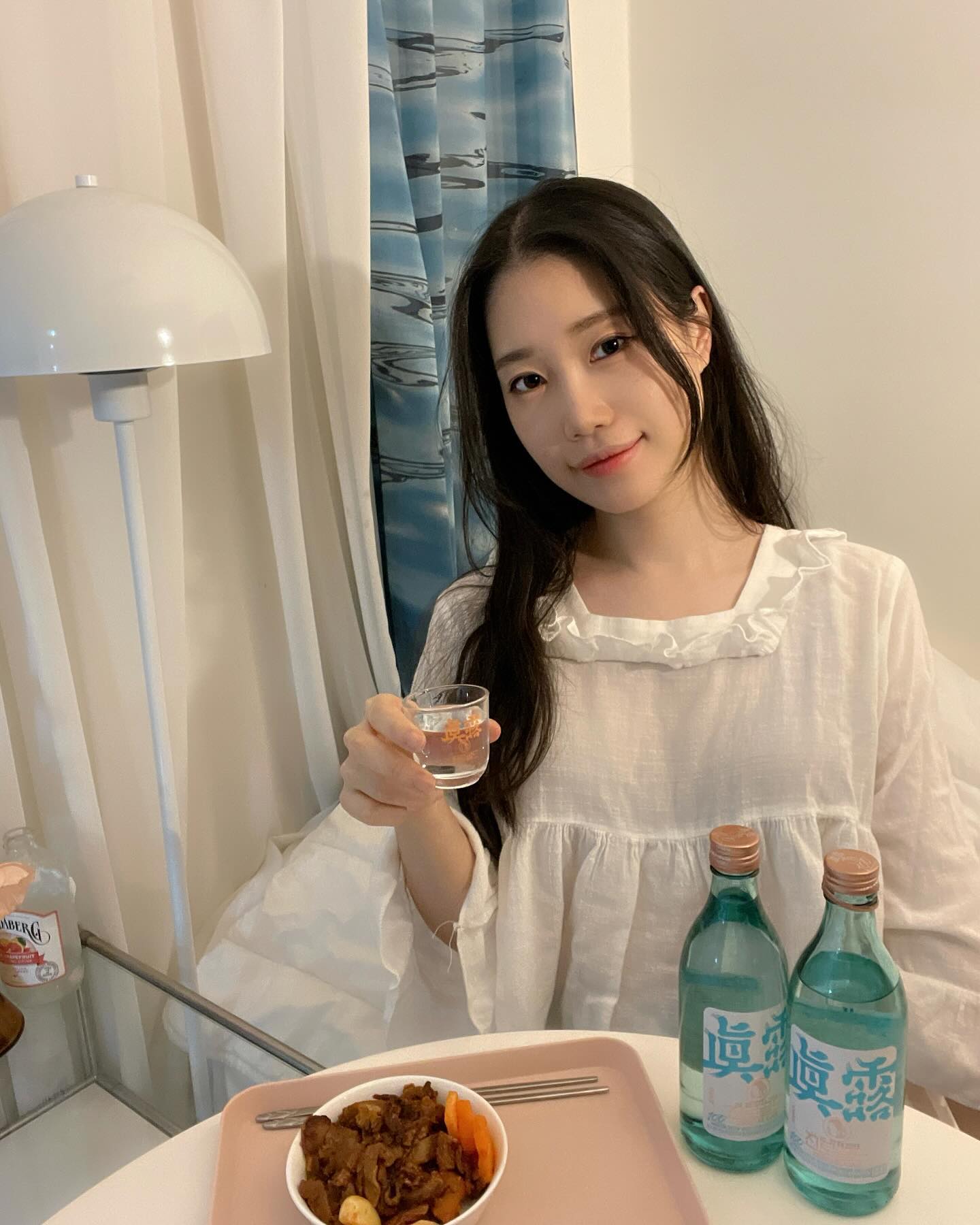 #광고 드라마+야식+진로골드로 
행복주말 마무리하기🥃🫶🏻

부드러움의 황금비율인 진로골드 새로 나와서 마셔봤는데 목넘김 진짜 깔끔해서 놀랬던!👀

진로가 트렌드좀 잘 따라가는게 로즈골드+에메랄드블루 로 컬러도 이쁘고 제로슈거라 맛잘알 트잘알이랄까👏 

국내산 쌀 100% 증류 원액이 함유되어 그런지 목넘김이 부드러워서 전 앞으로 진로골드길을 걷지 않을꺼 합니다😎 진로골드는 전국 대형마트 및 편의점, 영업점 등 어디서든 구매가능하답니당😚

전 칭구들이랑 파티할때 계속 찾을것 같아요
맛 부드러운 느낌쓰 좋아하시는 분들 츄라이츄라이🙌✨

 #진로골드 #부드러움의황금비율 #진로#하이트진로 #신상소주 #JINROGOLD#제로슈거 #제로슈거소주 official.jinro