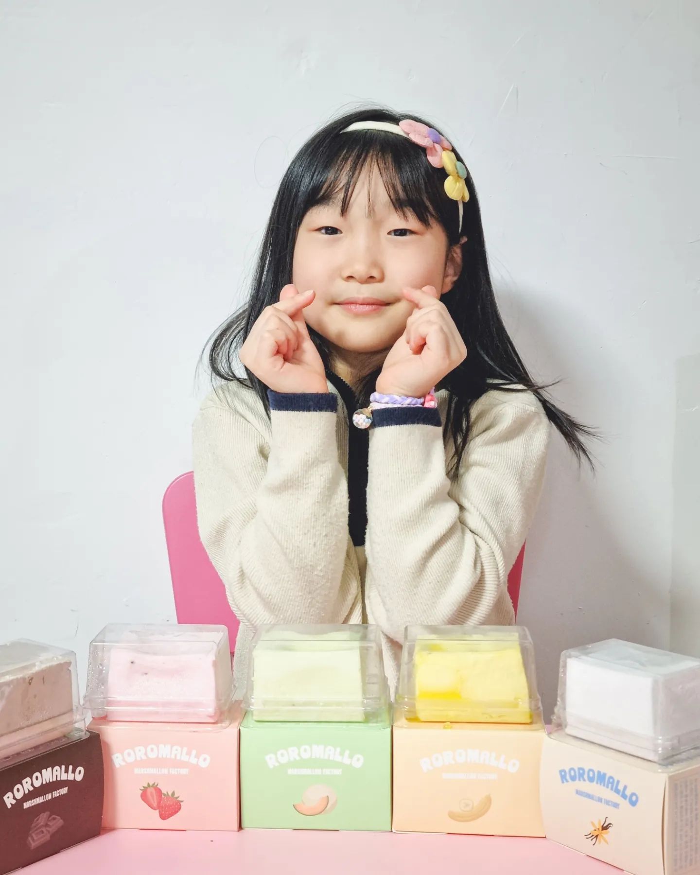 #협찬

로로멜로 프로즌스모어
구워먹는 마시멜로 아이스크림!

마시멜로 구워 먹는 것도
너무 맛있는데
거기다가 아이스크림까지
함께 들어 있으니
이건 뭐... 정말 엄청난 디저트죠!

바닐라, 딸기, 초코, 녹차, 메론 등등
다양한 맛이 있어서
골라 먹는 재미도 있고,
토치로 살짝 구워서 먹으면
구운 마시멜로까지
즐길 수 있어서 일석이조예요!!!

포장도 각각 잘 되어 있고,
꼬치가 같이 들어 있어서
굽기도 편하더라고요~

특히 캠핑장 같은데 가면
마시멜로 많이 구워드시잖아요~
그래서 이거 챙겨서
캠핑장 같은 야외에서
구워먹으면 짱짱!

아이들이 진짜 너무 좋아합니당.ㅎㅎㅎ

굽지 않고 먹어도
마시멜로와 아이스크림 조합은
최고에요~!
몽글몽글 부드럽고 쫀쫀!

특별한 디저트 찾으시는 분들께
강추해요!

🆃🅷🅰🅽🅺 🆈🅾🆄
roromallo.official
✔ 𝐋𝐢𝐧𝐤 
https://smartstore.naver.com/lolofnb

#마시멜로우 #마시멜로 #프로즌스모어 #마시멜로우아이스크림 #마시멜로아이스크림 #구워먹는아이스크림 #광고 #리뷰어스 #아이들간식 #아이스크림추천 #신상디저트