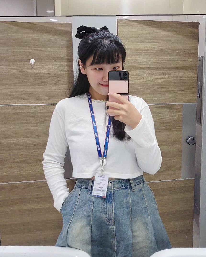오늘은 옛날 출근룩 포토존인 회사 화장실에서 ..❣🫶 넘 오랜만이라 살짝 반가운 느낌..🥹

비오니까 옷고르기 너무 귀찮아서 흰티에 청치마 입었는데 좀 심심한 느낌이 들더라구요? 😭 근데 사원증매니까 나름 포인트되는거 같아요..😎 ㅋㅋㅋㅋㅋ(합리화) 

부산에서 잔뜩 먹구 놀다왔더니 얼굴이 퉁퉁부었어요.....🐷.... 조만간 부산 사진 500장 올리겠읍미다!!!!후후후!!!! 🏖🌊🌊