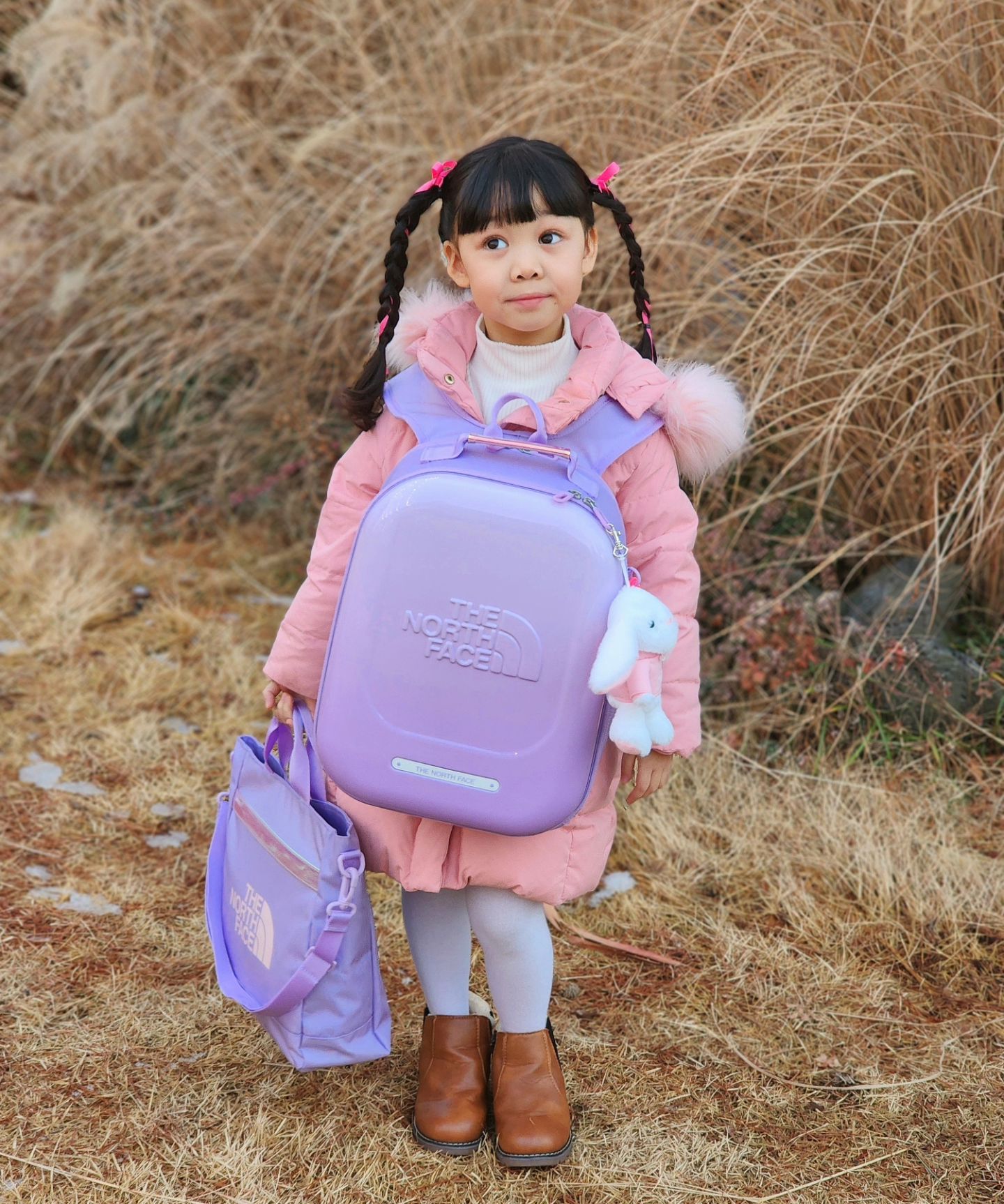 #광고 #노스페이스키즈
벌써 24년도, 이제 겨우 한달반 뒤에
초등학교 1학년이 되는 시니!
아직도 너무 아가같은데 벌써 초딩이된다니😭
 
발을 동동 구르며 하루하루 날을 세는 시니의
첫 초등학교 1학년가방은
바로 노스페이스키즈 '프리미엄 쉴드 스쿨팩' 😊
 
아직 너무 작은 시니의 초등학생 가방은
무엇보다 가볍고 내구성이 좋아야하거든요❕
 
노스페이스키즈 쉴드 백팩은
폴리카보네이트로(여행용캐리어소재!) 되어 있어서
가벼우면서 강도가 필요할 때 자주 쓰인다해요💪
 
거기다 환경을 생각한 리사이클 소재와
인체에 무해한 발수코팅제를 사용했다고 하니
우리 아이들 첫 가방으로 완전 추천추천👍👍
 
thenorthfacekids_kr
#thenorthfacekids #노스페이스키즈 #쉴드100팩 #신학기가방 #신학기백팩 #초딩가방 #등교룩 #신학기가방추천 #초등학생가방 #키즈백팩 #쉴드백팩 #프리미엄백팩 #예비초 #초딩준비 #입학선물 #조카선물 #입학준비 #예비초딩 #예비초딩가방 #1학년가방