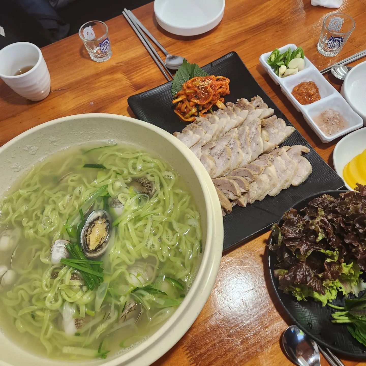 밥도 먹고, 술도 먹을 겸 가게 된 양정 #해적칼국수밀면 🥢
가자마자 해물칼국수와 수육, +부추전을 주문했어요 🥰
( 부추전은 먹는데 정신 팔려서 사진이 없네요,, 🤣 )
⠀
해물칼국수는 부추가 들어간 자가제면이라 쫄깃하고 식감도 좋았고, 
국물도 해산물 잔뜩 들어가서 너무 시원했어요😆
술 마시면서도 해장하는 늑김,, 술술 들어감😙💕
김치도 매운김치랑 일반김치 2가지 주셔서 최고,,👍👍
⠀
수육도 촉촉하게 너무 잘 삶아져서 오독한 무말랭이랑 
마늘 넣고 한쌈 싸먹으면 말이 필요없는 맛 ,, 최고의 안주😋
⠀
부추전도 새우랑 오징어 가득들어서 겉바속촉으로 나오는데 
하나 더 시키고 싶었다는,, 완전 제스탈이였어요🫶
⠀
완전 폭풍흡입한 날✨️ 안주가 좋아서 그런지 씽씽 달림,,😵‍💫
다음엔 해장하러 가서 얼큰칼국수랑 밀면도 먹어보려구요 !
⠀
너무 맛있게 잘 먹었습니다〰️〰️ ꒰ᐡෆɞ̴̶̷ ·̮ ɞ̴̶̷ෆᐡ꒱♥️
⠀
⠀
📍해적칼국수밀면
▫️부산 부산진구 거제대로36번길 17, 1층
⠀
⠀
#뿌귤_맛집 #칼국수맛집 #양정맛집 #내돈내산
