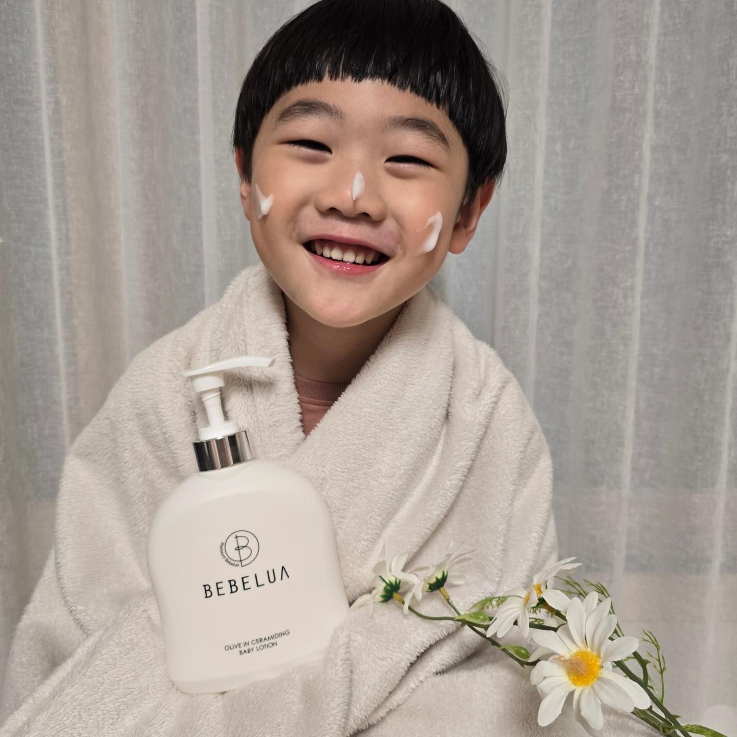 #협찬 ➰️ 베베루아 유아로션

매번 건조해서 가렵다는 또슈브로를 위해 준비한 
촉촉한 유아로션 🤍
bebelua.home
보습은 해야하는데 끈적이는 느낌은 또 못 견디는 아가들이라
더욱 신경써서 골라야 하는데
세라마이드 성분으로 유분기 부족한 아가들의 피부를
촉촉하고 윤기있게 만들어주니 참말로 좋다🩷

둘째 슈니가 갑자기 팔에 화상을 입어서 지금 치료중인데
흉터 치료 전까지 보습에 각별히 신경써야 한다고 해서
하루종일 수시로 베베루아 팔에 발라주는 중!

바르고 가렵거나 끈적이지 않고 산뜻하게 흡수되서
듬뿍듬뿍 발라주는 중!

우리 또슈브로 촉촉한 피부 지켜줄게 🤍

 #bebelua #베베루아 #유아로션 #아기로션 #아기로션추천 
#촉촉#보습로션#육아필수템#육아템추천#아들육아
bebelua_official