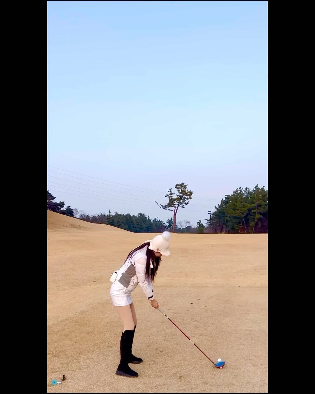 #광고 라운딩에 충실한 브라 “골프일상브라세트” 신상이예요🤩
윰블리가 골프칠때면 항상 입는 브라 콜스킨
이미 골프 치는 분들이라면 한번쯤은 들어보셨을 콜스킨!
평소에 옷위로 속옷라인이 드러나는걸 매우 싫어해요...
골프 칠때도 속옷이 신경쓰이면 스윙에도 지장이 생기더라구요
예민 그자체 🙄
콜스킨은요!
속옷라인이 보이지 않고, 가슴도 잘 모아주고,
특히 움직였을 때 말려올라가지 않아서 스윙에 지장이 없어요
이렇게 좋은 제품 모든 여성 골퍼 분들이 다들 알았으면 좋겠어요💕
아직도 콜스킨 모르면 정말 너무 서운하잖아~~
좋은건 함께 입자구요🫶🏻
.
#콜스킨#골프일상브라세트#언더웨어#브라#브라탑#심리스브라#스포츠브라#언더웨어추천#브라추천#브라탑추천#여자속옷#속옷#브라렛#골프브라 colskin_official