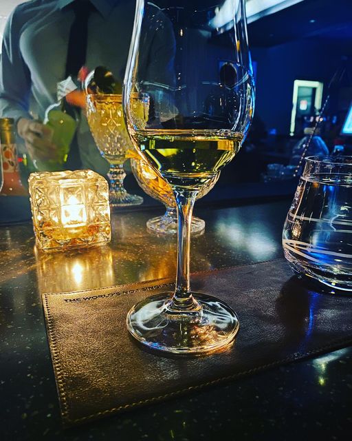 술이야기 on Instagram: "라가불린12년cs

오랜만에 간 바에서 추천 해준 싱글몰트 위스키이다
한정판이라는 말에 덥석 주문을 해버렸다
라가불린은 전에도 먹어봤지만 특유의 피트 향과 맛이 탁 치는 느낌이 좋았는데 이 친구는 어떨까 하고 첫 모금을 먹어봤다
와우.... 엄청난 향과 맛이 나의 목을 때려왔다 나도 모르게 기침이 났다 확실히 CS라 그런지 독하긴 했다 그래도 다시 한모 금하여
맛을 느껴봤는데 은은한 단맛이 나는 거 같으면서도 강력한 스모키 한 맛이 덮쳐왔다 이 느낌 나쁘지 않았다 색은 물과 색소가 들어가지 않아 화이트 와인처럼 연한 색이 났다 한정판이니 다들 한 번씩 먹어보는 걸 추천한다 
#위스키 #마이빈 #bar #칵테일 #라가불린 #라가불린12cs #좋아요 #맞팔 #환영 #술 #술스타그램#마이빈"
