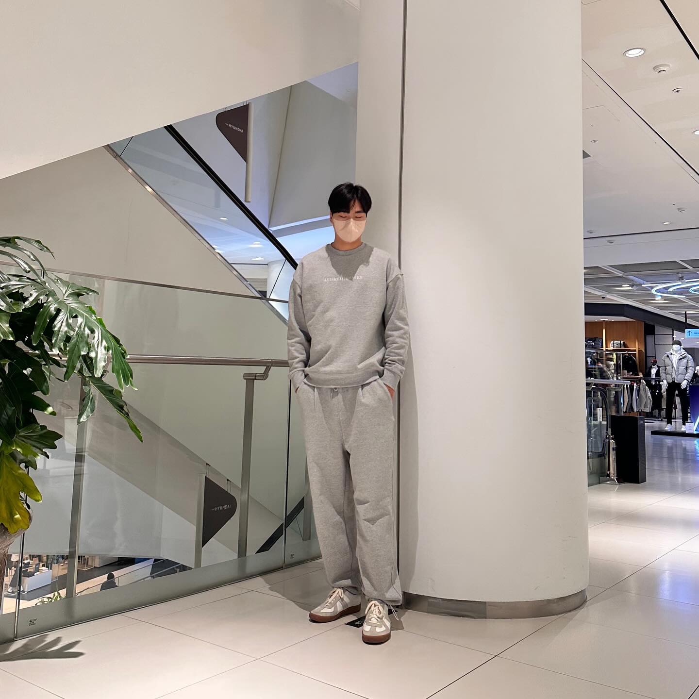 깔끔한 로고와 바지 끈처리가 실용적이고 취저였던 aestheticmuseum_official #ootd #제품제공 I really like the plainness but at the same time its uniqueness 
Most importantly, 너무 편해요:) #꾸안꾸 #plainness #패션피플