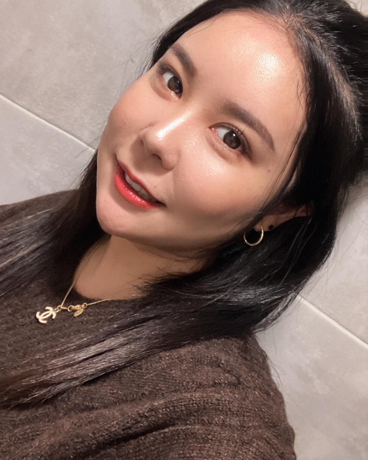 #애교머리

애교머리 뺐다가 다시 넘김ㅋ-ㅋ
박죵이 핑클이냐곸ㅋㅋㅋㅋㄴ웃었다 ☹️
#우리가게화장실조명좋아 

•
•
•
#벌써목요일#하는거없이순삭#미세먼지가득한날#안개인줄알았는데 #셀카#셀스타그램 #셀기꾼#화장실샷