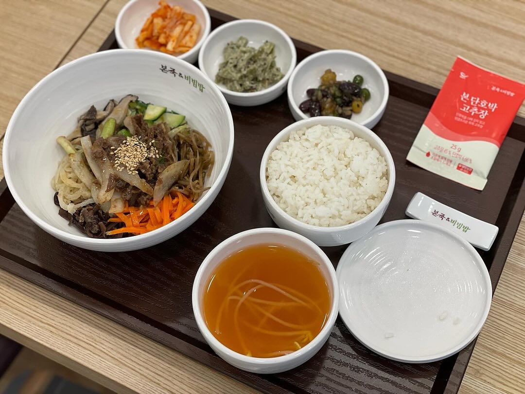 아빠랑 센텀에서 볼일보고 점심데이트😀
#본죽&비빔밥벡스코역점 다녀왔어요🌱

전복내장이 들어가 고소하면서 풍미 깊은 전복내장죽
특제양념 소불고기에 여섯가지 나물이 알차게 들어간 소불고기비빔밥
양도 많고 매장도 깔끔! 
직원분도 친절하셔서 기분 좋게
건강한 식사 하고 왔네요😊

주차도 바로 옆에 우동종합시장공영주차장 있어서
매장 식사도 편리!
조만간 벡스코 전시회랑 시립미술관 갈 예정인데
아이데리고 여기서 또 밥 먹어야겠어요👍
.
.
.

#벡스코역맛집 #벡스코역맛집추천 #벡스코맛집 #벡스코맛집추천 #벡스코밥집 #벡스코점심 #센텀시티맛집 #센텀시티맛집추천 #벡스코배달맛집 #본죽맛집 #해운대본죽 #벡스코본죽 #센텀시티본죽 #죽맛집 #마린시티본죽 #벡스코역본죽 #본죽벡스코역