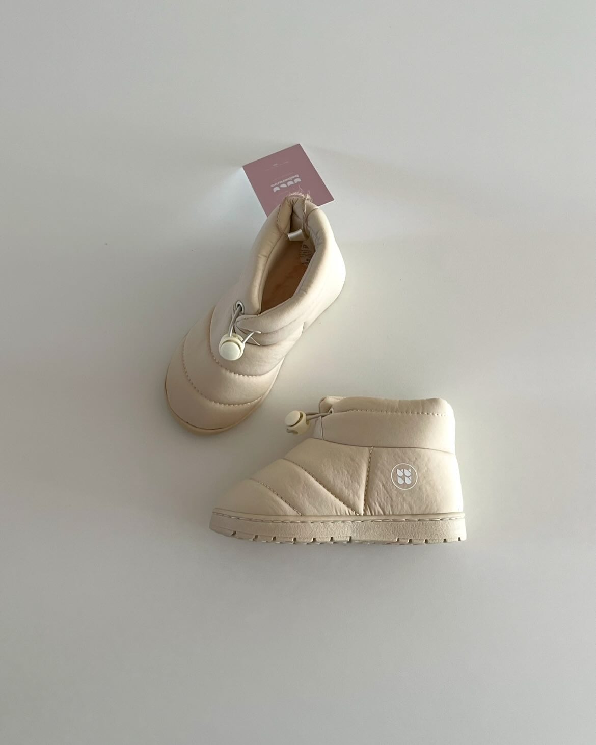 #gift x bebenuvo_official 

정말이지 ! 쿠션감부터 이가격에 이퀄리티 어디가서 못구해요🤍
베베누보만의 디자인으로 패딩 퀼팅 | 너무 맘에 들자나요 ~

이번겨울 패딩부츠 주문폭주로 일부 사이즈 색상 품절이래요
늦지말고 하나 겟하세용 nn💛💛💛

🛒 bebenuvo_official 

#베베누보 #베베누보방수패딩부츠 #패딩부츠 #부츠 #아기부츠 #선팔#맞팔#일상#데일리#소통#인스타#감성#사진#인테리어#소품#육아맘#육아소통#부산#울산#아기모델