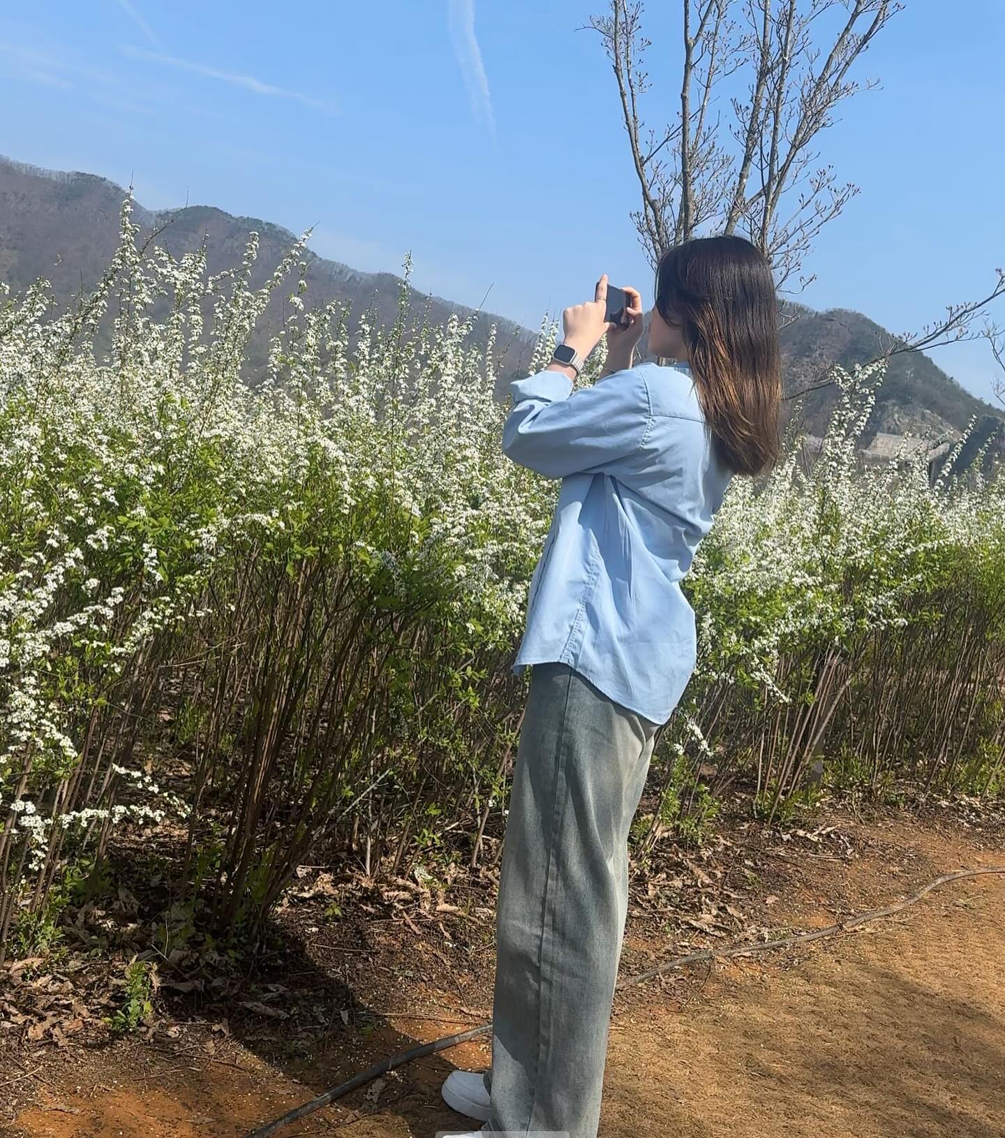 다들 잘 지내시나요?
새로운 곳에 정착하고 저는 다시 옷 계정을 시작해볼까 합니다.
무언가를 꾸준히 한다는 것은 어렵지만 더 성장해서 돌아온 제가 다른 사람에게 긍정적인 영향을 줄 수 있는 긍정의 아이콘이 되어보고자 합니다. 제가 이 계정을 만든 나이가 고등학교 2학년이었던 것 같습니다. 지금은 스물 한살의 성인이 되어 제가 원하는 꿈을 쫓고 조금이라더 더 행복한 사람이 되고자 그 방법을 찾고 있는 와중에 옷과 패션이라는 것이 있어 계정을 다시 살려보고자 합니다. 다들 많은 응원 부탁드려요!
#인천 #옷 #ootd #소라셔츠 #청바지코디 #청바지 #봄코디 #꽃 #02 
#03 #04 #05 #06 #07 #08