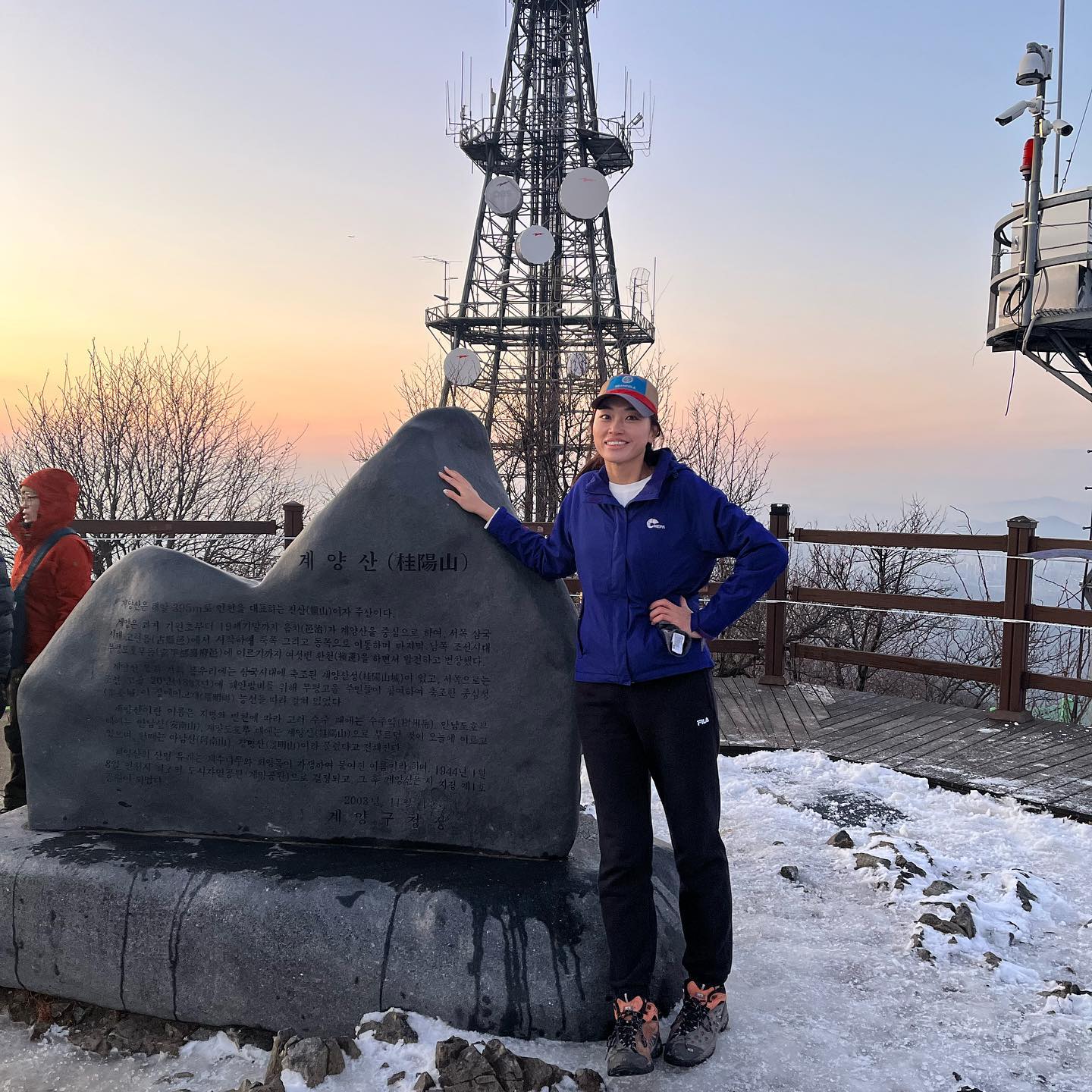 2023년을 보내며.
12.31. 일몰 보러 다녀옴.⛰️
매주 가는 산이지만 느낌이 또 다르넹.

울찡찡이가 잘 올라온다 싶더니 
얼마 안남겨두고 징징징😔😐
어른도 쉽지 않은데 그래도 기특.
당분간은 못 꼬시지 싶다 ㅋㅋㅋ

#2023톡쏘는여신 #2023 #계양산 #산행 #산스타그램 #등산 #등산스타그램 #등산하는여자 #등린이