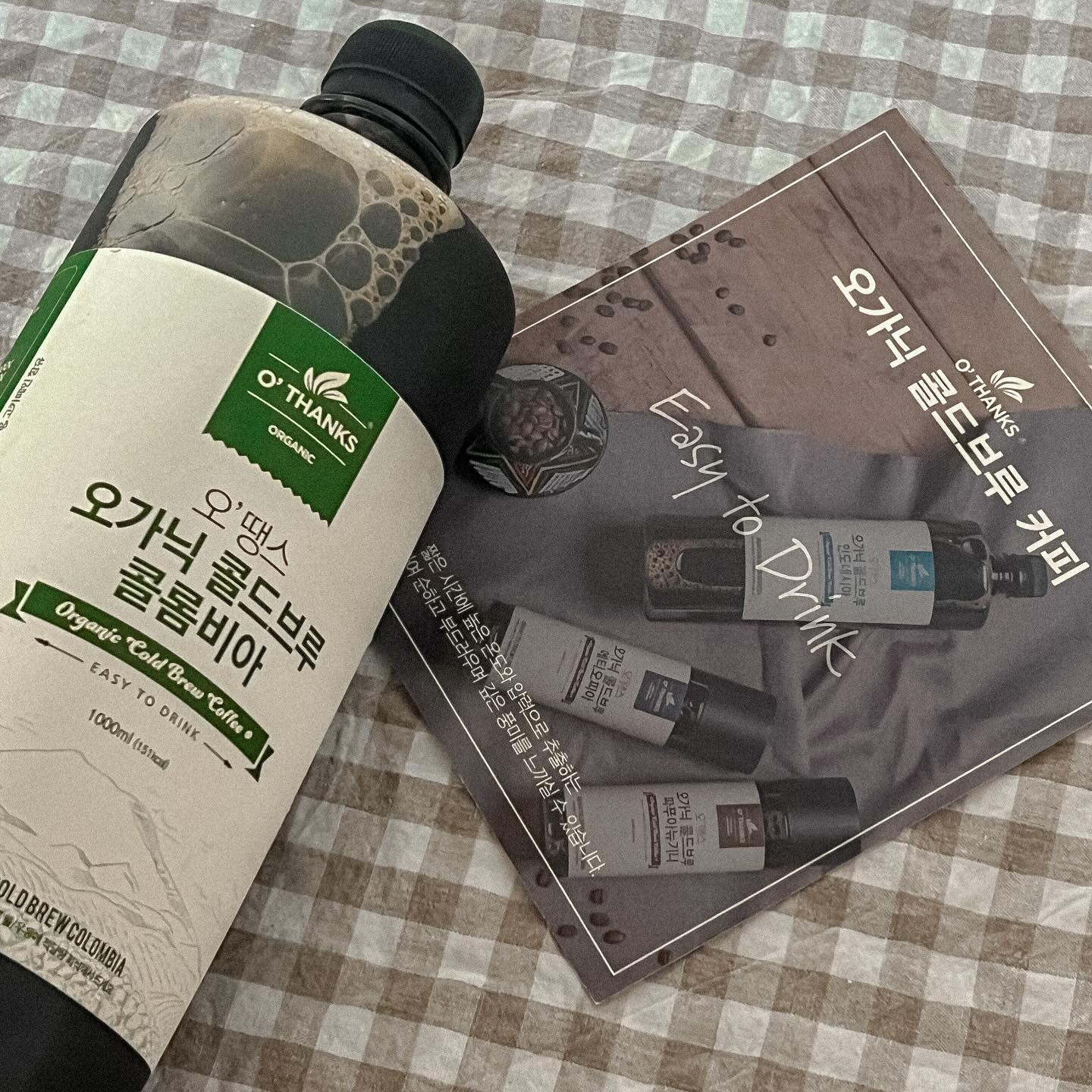 #제품협찬 #오땡스콜드브루 

☕️ 고소한 향미와 부드러움으로 깔끔한 산미, 묵직한 바디감이 좋은 마일드한 커피로 재구매 1위제품인 콜롬비아콜드브루로 선택했어요!

오땡스의 콜드브루 원액 커피를 선택한 이유중 하나는 간단하게 마시기 좋을거 같았고,
유기농 원두 선정부터, 유기농 제조시설에서 직접 생산하였기 때문이에요👍🏻

🫧 원액커피라 물과 얼음 몇개 넣어주고, 커피를 섞어주면 웬만한 카페에서 파는아이스아메리카노 보다 맛있게 느껴졌어요.

🫧 취향에 따라 농도조절에서 타먹기에도 아주 딱이었어요! 원액은 진한편이라 원액과 물 1:5 비율이 제일 좋았어요.

🫧 저는 산미 강한 커피는 잘 먹지 않는데 오땡스 콜드브루 원액은 탄맛은 적고, 산미가 나지 않을정도로 깔끔한맛에 고소한향이 기분좋게 느껴져서 제 취향에도 아주 잘 맞았어요❣️