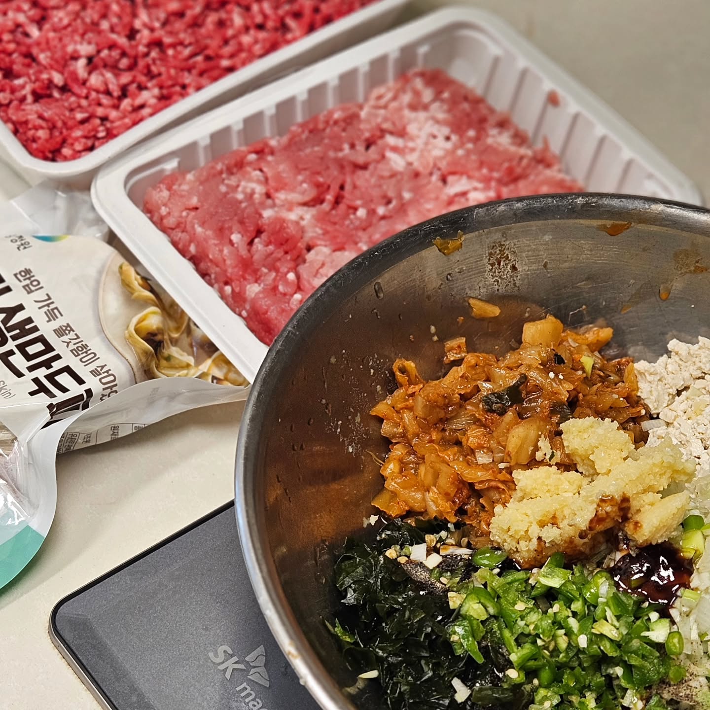 #만두 #김치만두 #군만두

신김치보고 만들고 싶어진 만듀🥟

손 큰게 딱 울엄마 딸🤍
고기 반씩만 넣었는데도 넘치는 만두소ㅋㅋ

오늘은 군만두로 대령이오~