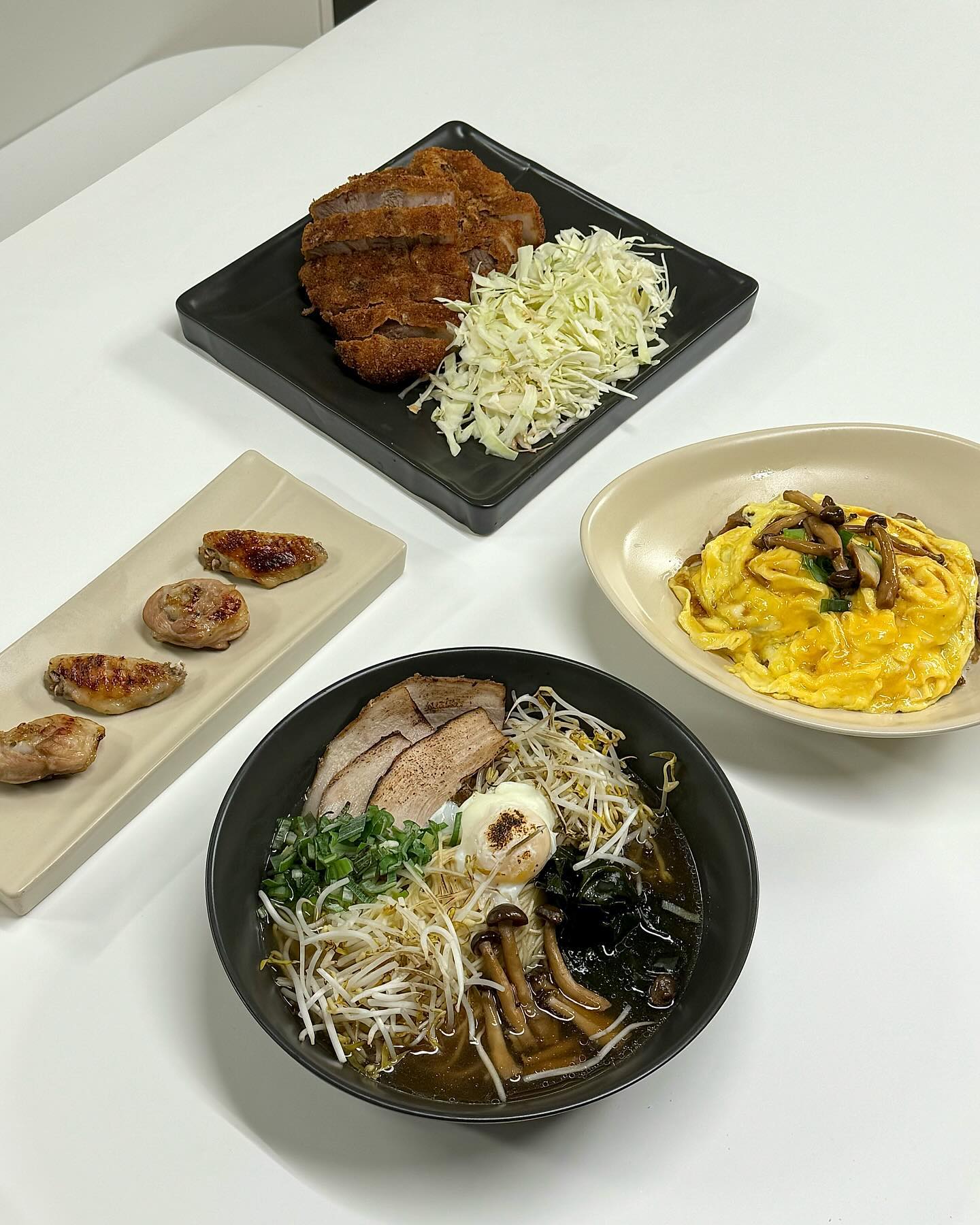 👨🏻‍🍳 : 일식한상🥢⠀
 ⠀
 라멘, 돈까스, 덮밥, 치킨구이까지.. 요리할거 있다해서 냅뒀는데.. 또 이렇게 한가득 만들어뒀다😅➰맛있어서 흡입하긴 했다만, 다음엔 양 조절 부탁합니당💗⠀
⠀
⠀
#라멘 #돈까스 #일식돈까스 #소고기덮밥 #계란덮밥 #치킨구이 #라멘레시피 #다이어트식단 #안주추천 #저녁밥상 #가을메뉴추천 #레시피공유 #저녁메뉴 #점심메뉴 #요리스타그램 #요리레시피 #요리하는남자 #신혼부부일상 #신혼부부밥상 #신혼부부스타그램 #선팔 #맞팔 #좋아요 #좋반 #팔로우 #소통스타그램 #맞팔환영 #fff #f4f ⠀⠀⠀