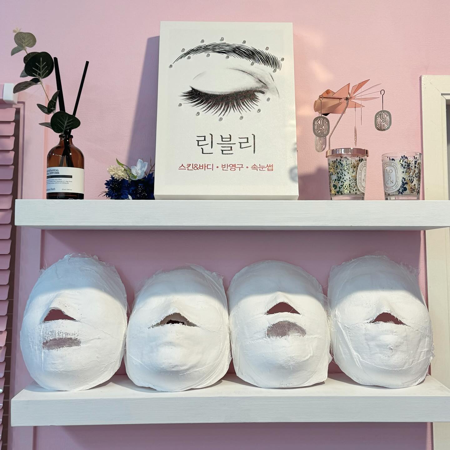#협찬 💆🏻‍♀️ lyn___beauty 

송파 피부관리샵 린블리에서 울트라 리프팅 관리받고 온 대박 후기❣️

린블리는 윤곽 관리가 시그니처라 모든 피부 관리에 윤곽 테크닉이 들어간다는데 받아보니까 여긴 그냥 얼굴뿐만 아니라 그낭 전신 관리 맛집🫶🏻

라운드 숄더 & 틀어진 골반도 봐주시고 어깨 앞 쪽 짧아진 곳 집중 데콜테 관리 너무 좋았던🥹💙
심지어 청담/강남 에스테틱들에서 쓰는 기기와 제품들 동일하게 사용 중 & 수기 관리가 더 많이 들어간 프로그램들인데도 가격은 20% 더 저렴한 #린블리 (내가 송파구 주민이면 진짜 여기 매일 간다🏃🏻‍♀️🏃🏻‍♀️)

울트라 리프팅 관리/시술 순서:
클렌징 > 클랍 피토큐어 마스크 > 데콜테 > 클랍 지양오일을 사용한 매뉴얼 윤곽 테크닉 > 하이푸 3000샷 > 고주파 400샷 > 시트마스크 > LED 재생 관리 > 실리스카 재생크림

#잠실피부관리 #송파피부관리 #방이동피부관리 #송파속눈썹 #방이동속눈썹