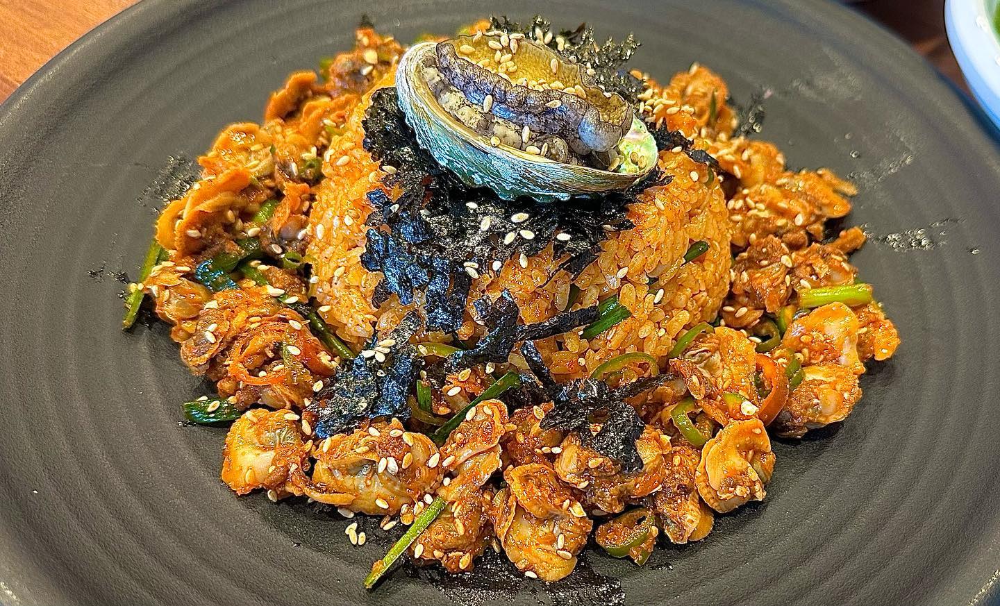 안녕하세요! 
조개요리 조개찜, 꼬막비빔밥, 비빔칼국수, 조개칼국수로 유명한 #조개산 다녀왔습니다! 🤤

⛧ 비빔칼국수 - 9,000원
⛧ 꼬막비빔밥 - 11,000원

조개찜으로 유명한 곳이지만 저는 점심에 가서 비빔칼국수와 꼬막비빔밥을 먹고왔어요!

작은 조개탕도 함께 주셔서 더 맛있게 먹을 수 있었습니다! 

비빔칼국수처럼 양념되어 있는건 먹을수록 물릴 때가 있는데 이건 그런거 없이 양념이 진하고 너무 맛있었어요! 

꼬막비빔밥은 간이 짜지도 싱겁지도 않고 딱 맛있어서 너무 좋았고 김하고 깻잎이랑 함께 먹으면 더 깊은 맛, 더 맛있는 맛을 느낄 수 있었어요 😆 

➼ 경기 남양주시 불암로109번길 4-18 1층 
➼ 매일 11:00 - 22:00 
➼ 브레이크타임 03:00 - 05:00
➼ 매주 월요일 정기휴무 

#별내맛집 #경기도맛집 #별내맛집추천 #남양주맛집 #경기도맛집추천 #별내조개맛집 #별내동맛집 #별내밥집 #별내카페거리 #남양주데이트 #별내 #맛팔 #먹팔 #먹스타 #먹소통해요 #먹팔맞팔 #먹소통 #먹스타맞팔