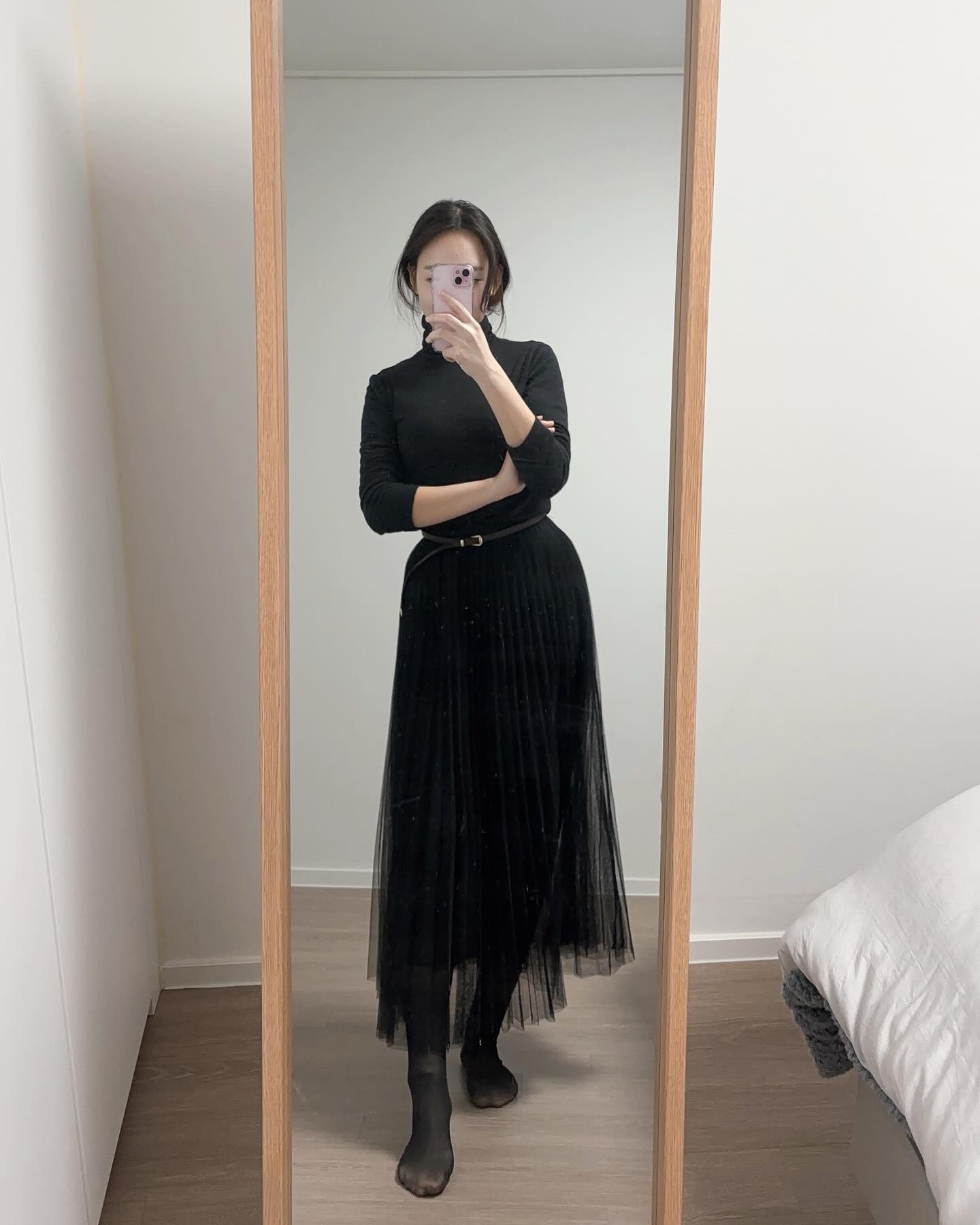 #ootd 라기엔 연주복이긴 하지만 #하객룩 으로 활용하기에도 좋은 코디!
검정 목폴라에 검정 샤스커트, 검정 스타킹이라 밋밋할 수 있으니 짙은 브라운 벨트로 살포시 포인트💕

스타킹은 최근에 구매해본 착시스타킹인데 안감이 융이라 정말 따뜻해요ㄷㄷ
한겨울 패셔니스타도 끄떡 없다구!😝
#패션#패션스타그램