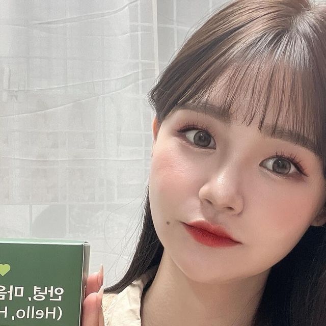  고수영 on Instagram: "#협찬 
저는 생각 많기로 소문난 #INFJ ! 밤에 쉽게 잠들지 못할 정도로 생각도 많고 불면증도 있고 예민한 편에 새벽에도 수시로 깨는 편인데 이번에 AI 닥터가 내 마음, 수면, 건강 상태를 체크해주는 ’안녕, 마음’ 을 만났어요😆

상자에 있는 QR코드를 찍고 들어가면 AI 닥터가 내 마음, 수면, 건강 상태를 체크를 해줘요! (2번째 장 영상 참고)

실제로도 저는 검사 결과 수면 상태는 좋지 못하네요ㅜㅜ

검사 잘하고 1박스 30포로 구성된 포뮬러는 상추의 졸림 유도 성분으로 만들어 마음이 안정되고 서서히 잠에 들게 해준다는데 실제로 어젯밤에 오랜만에 꿀잠 잤어요🥰

안녕, 마음은 가정의학과 전문의가 인공 첨가물 0, 자연 성분으로 만 만들었다 해서 믿을 수 있었고 지금 와디즈 펀딩에서 얼리버드 32%나 할인해 준다고 하니 얼른 겟! 하세요!

저처럼 예민한 분, 수면부족, 불면증, 스트레스로 인한 심리 불안정 등등 고민이 있는 본인 또는 주변 지인, 가족분들에게 선물 강추합니다!🙂

#심리테스트 #건강 #영양제 #수면 #와디즈 #펀딩 #불면증 #마음건강 #자연영양제 #수면유도 #얼리버드"