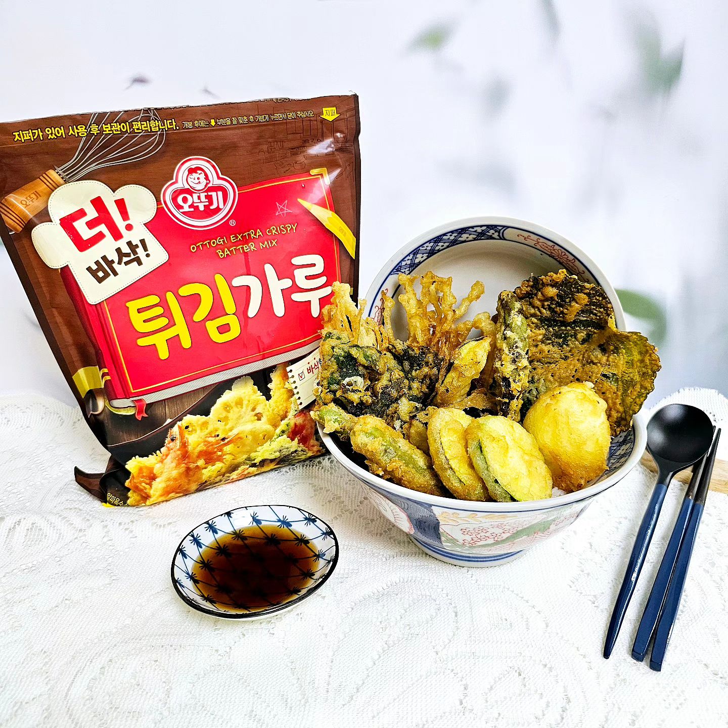 #제품협찬 #우먼테이블
ottogi_daily

오늘 저녁은
#오뚜기 #더바삭튀김가루 를
활용해서 만든 
#튀김요리 #텐동 🍤

#오뚜기튀김가루
사용하니까 눈과 귀, 입까지
호강하는 저녁식사가 되었어요
👀👃👄

바삭 튀김꽃 공법과
옥수수분말 덕분에
집에서도 #튀김꽃 을 피웠고
비주얼 시강에
튀김 튀기는 소리가
귀에 때려 박고
먹을때 바삭함과
맛은 입을 즐겁게 해줬어요🤗

다른 #튀김가루 도 
사용해봤지만 솔직히
튀기고 나면 눅눅해지기 
마련이었는데 
오뚜기 더!바삭 튀김가루는
이름만큼이나 바삭바삭했고
앏은 튀김옷이라
느끼하지 않고
재료 본연의 맛을 느낄 수 있었네요 

집에 손님 오시거나
특별한 음식을 하고 싶을때
튀김요리는 #갓뚜기
#튀김가루추천 합니다😍
드셔보시면 
왜 #더바삭 인지 알수 있어요😁

#텐동만들기 재료에
오뚜기 더바삭 튀김가루 묻혀
물에 풀어 놓은 튀김가루 반죽에
한번더 묻혀 튀기기!
따로 눈꽃튀김 작업을 하지 않고
바로  튀겨도
튀김꽃을 만들 수 있다는 점~~!!

오뚜기 더!바삭 튀김가루 구매는
오뚜기몰에서 구매하세요!
https://www.ottogimall.co.kr/front/product/78

#더바삭부침가루 #부침가루추천 
#명절요리추천 #추석요리추천
#부침가루 #명절요리 #추석요리 
#명절레시피 #추석레시피 
#오뚜기부침가루