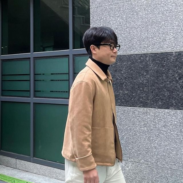 바그냥이와 리중기의 쀼룩 on Instagram: "#광고 2024 첫 출근룩 🚗💼 @1rony9orno_official 에서 보내주신 ‘세미다트스타디움스웨이드’ 자켓입니다. 밑단 스트링과 투웨이는 역시 말해 뭐해 기존