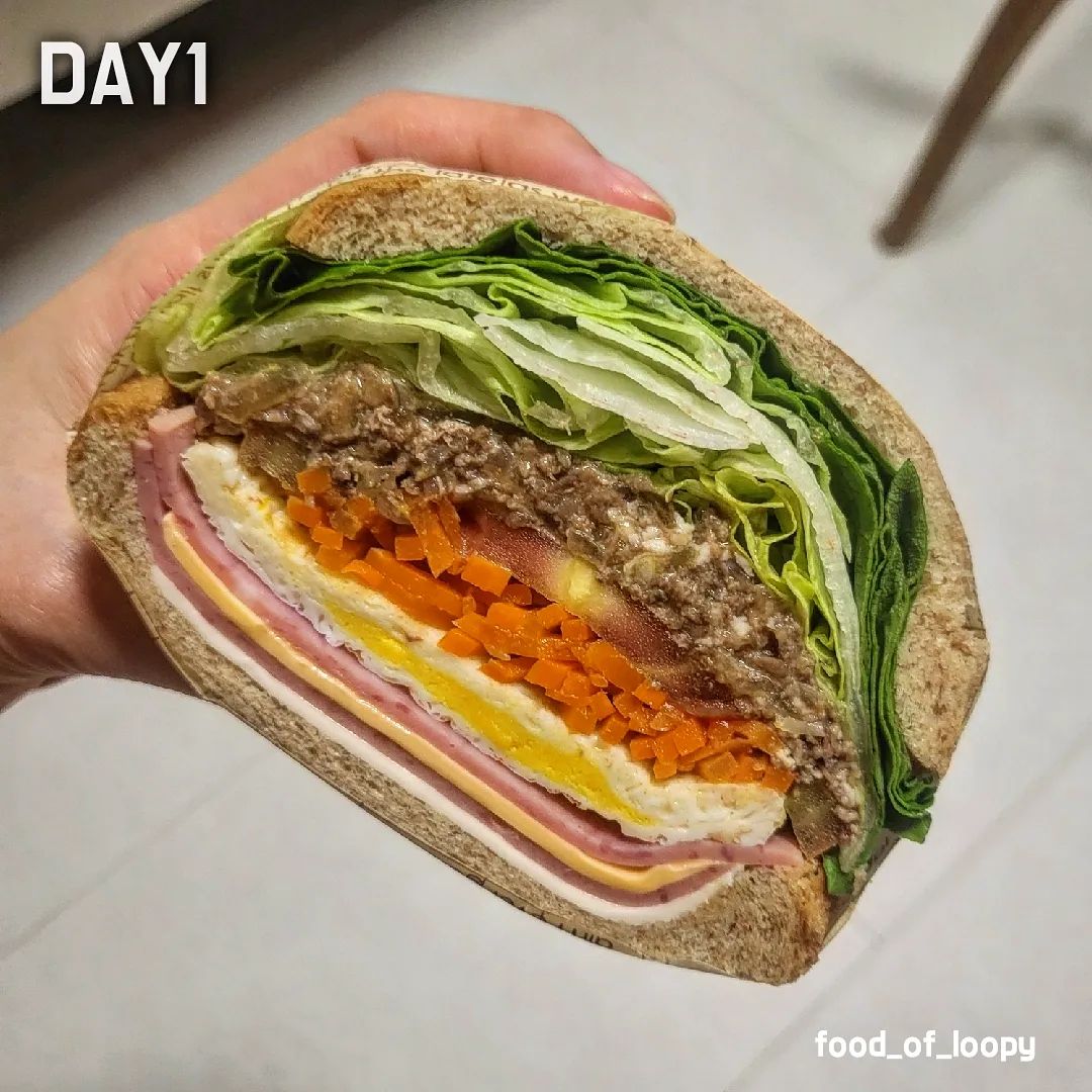#협찬 #다이어트 #슬림쿡

샐럽위치 & 샐러드 정기배송 3만원대💰

☞ 리뷰
결혼 후 맨날 맛난걸 먹다보니
몸매관리가 필요한 것 같아서 필라테스 시작🧘‍♀️
다이어트의 지분 90프로가 식단이라는 말에..
집에서 챙겨먹긴 어려워서
슬림쿡 정기배송을 신청해봤음!💪
운동끝나고 밥상차리기 힘들때
건강하고 맛나게 한끼를 해결할 수 있어 좋았음
회사 구내식당도 공사중이라 고민중에
건강한 한끼로 점심을 챙길 수 있어서 만족🥰
샐러드는 맨날 왕창사서
다썩어서 버리기 일수였는데 매일 만들어서
집앞으로 발송돼서 신선하고 좋았음🥗
몇일 지났는데도 원래 신선해서 그런지
신선함 가득😄
샐러드2개와 샐럽위치(샌드위치+샐러드)
구성인데 맛이 다양해서 매일 먹어도 안질림
특히 샐럽위치는 두께도 풍부하고
비주얼이 넘나 풍성해서 남편도 탐냄😅
풀만 있는게 아니라 닭가슴살등 단백질 토핑으로
남자분들도 좋아할것 같은 구성!
다이어트 식단이지만(칼로리 400대)
탄단지 구성이 좋아서 그런지 든든하고 꿀맛탱
가격도 샐러드 7000원대 4팩이 3만원대라
요즘 물가에 회사에 하나씩 가져가기 넘나 찰떡

슬림쿡 신규 회원가입할때

추천인 코드 : slimcook!
기입하면 2000원 적립금도 받을 수 있다구 함
☞ slimcook.co.kr

#샐러드맛집 #샌드위치맛집 #샐럽위치 #샐러드정기배송 #샐러드배달 #샐러드도시락 #새벽배송 #오운완 #식단 #식단추천 #식단기록 #다이어트 #몸매관리 #체형관리 #닭가슴살샐러드 #고기샐러드 #불고기샌드위치 #식물성단백질 #슬림쿡