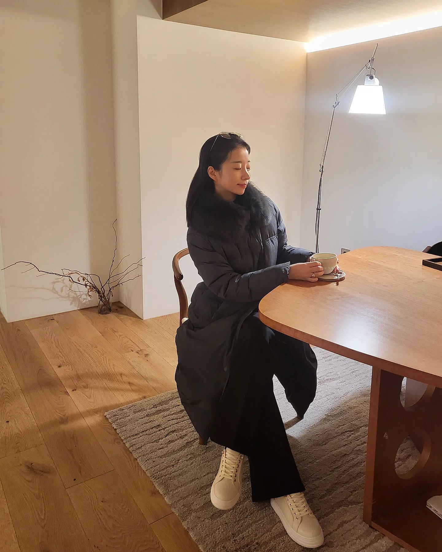 하루종일 열일하고 퇴근길에 좋아하는 연희동 카페가서 레몬티 한잔 마시는게 내 작은 힐링🍋🫶
죙일 열일했더니 눈도 침침하고 허리도 아프고🫠

사가폭스 덕다운 롱패딩은 제가 지금 입고있는 다크그린 55 수량 얼마 남지 않아 곧 품절될 듯해요!
요 롱패딩 포함 12월에 로렌유 사이트에서 2개이상 주문주신주신 분들 벌써 몇분계신데 제가 12월말에 따로 연락드리고 슈즈사이즈 여쭤보고 슈즈선물 보내드릴게요🫶 감사드려요🙆‍♀️
블랙은 수량 여유있지만 또 언제 소진될지 모르니 서두르세요🖤

#좋은밤되세요✨️