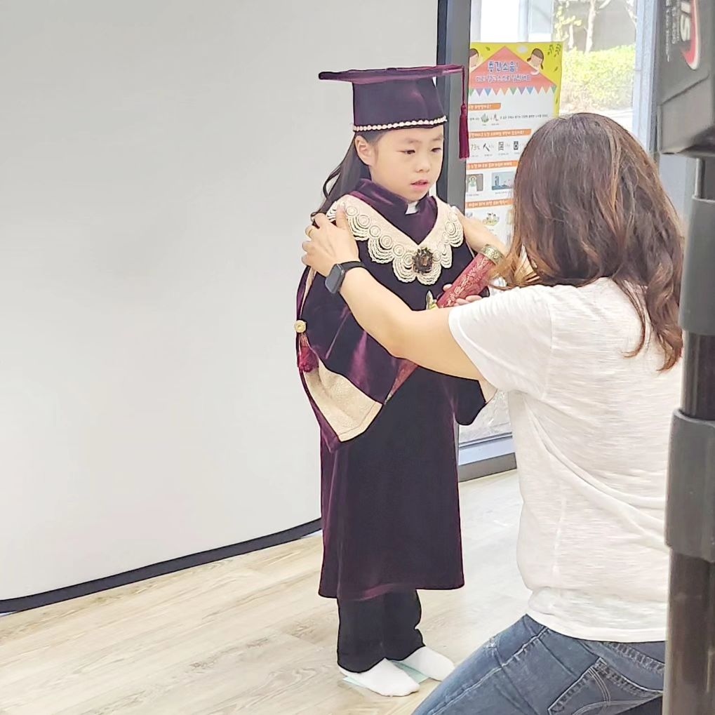 😀 최근에 집 - 유치원밖에 모르고
살았더니 어느새 루아도 졸업사진 찍음

내눈엔 아직도 애기라는 말이 
이런건가보다
초등학교를 가고, 중학교를 가도
여전히 너는 우리집 애긔♡

엄마 겨울방학하면 또 어린이집 째고
놀러다니자🐎

#김롸스타그램 #졸업사진