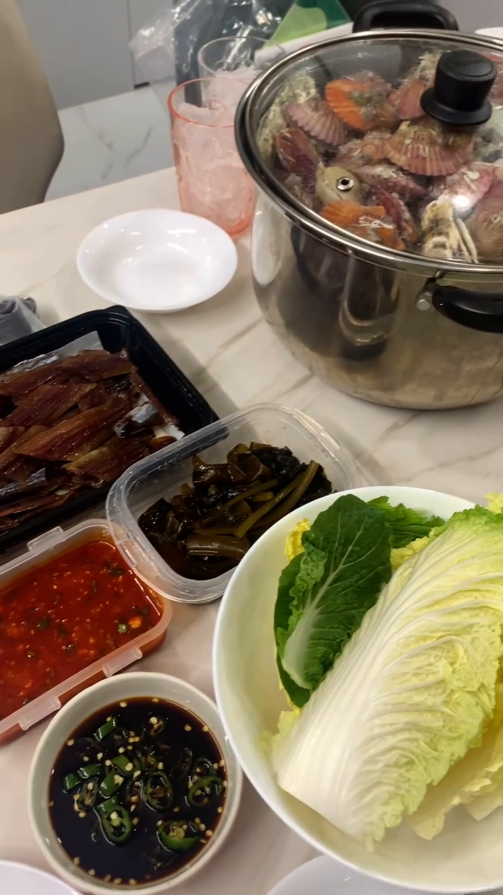 해산물 홈파티!!!🎉

너무 맛있는 가리비 굴찜!!
보쌈에 생굴에 포항과메기까쥐~~
하이볼도 빠질 수 없쥐🍺🍸
너무 맛있고 행복했다👍🏻👍🏻

with kimjivvvv 패밀리🧸

#너무맛있어 #굴가리비찜 
#큰손과메기 #포항과메기