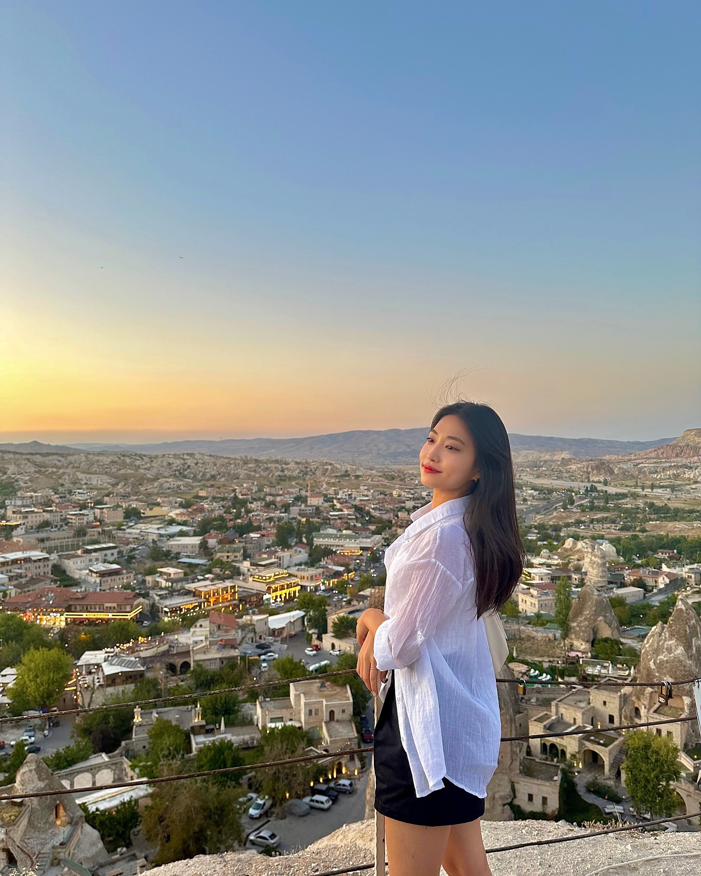 투어에서 친해진 언니들이랑 같이 올라간 일몰 전망대🌅
모델 한명에 사진작가 4명ㅎㅎ너무 좋다💛

마음에 드는 사진 너무 많아서 많이 올려야지~

#튀르키예 #튀르키예여행 #카파도키아 #kappadokya