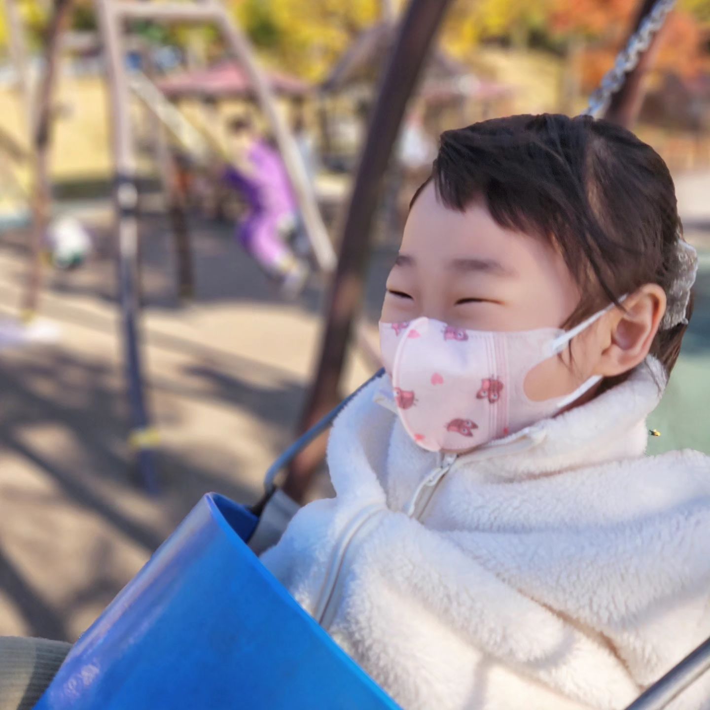 아빠랑 오랜만에 놀이터 갔네
쫄보 하린이 뭔가 안전해보이는 그네는 잘타고선 그물은 못간다🤣

#경기북부청사광장 #아빠와놀이터 #그물망집착녀 #쫄보딸램