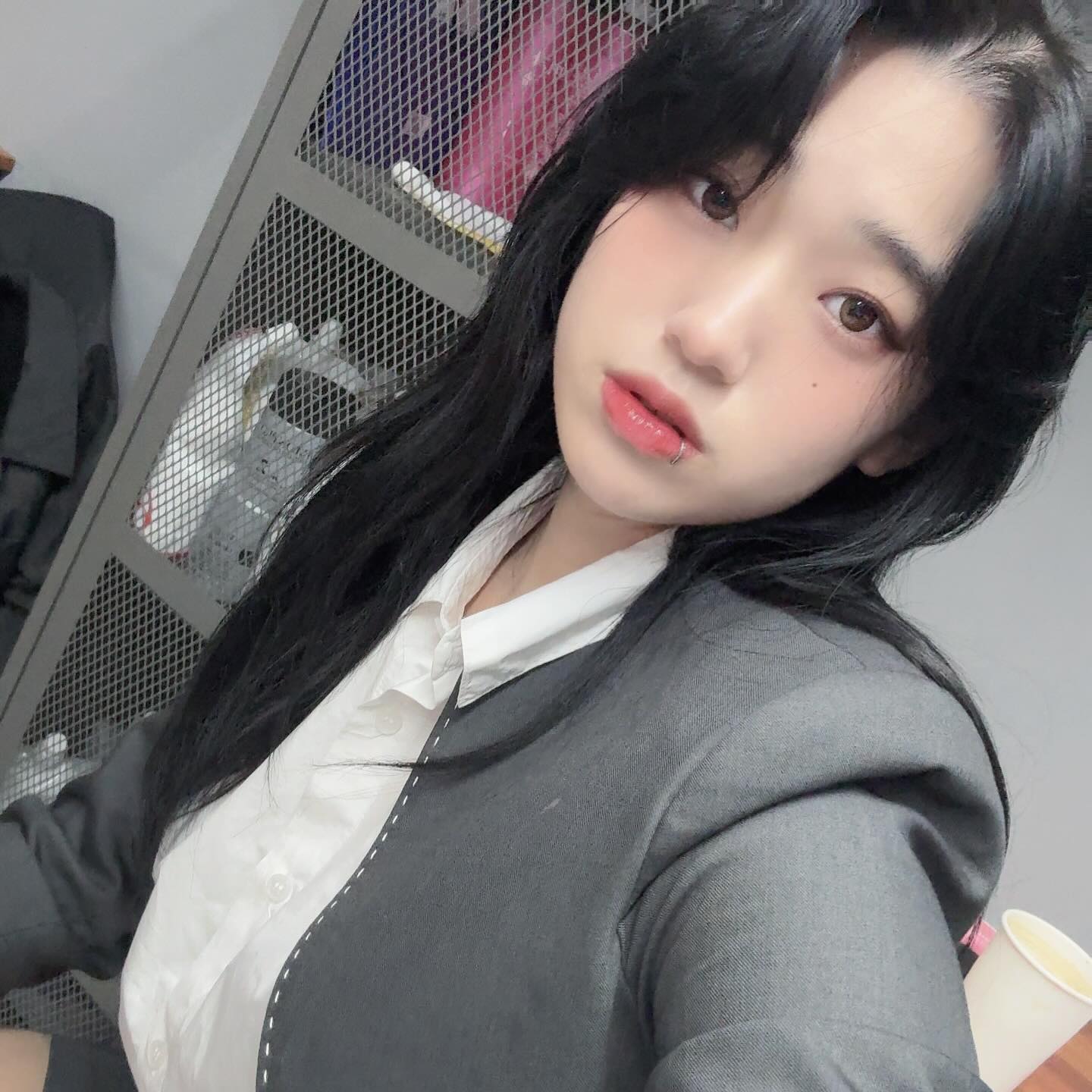 언뜻보면 교복같기도..?
어려지고싶다..🥲