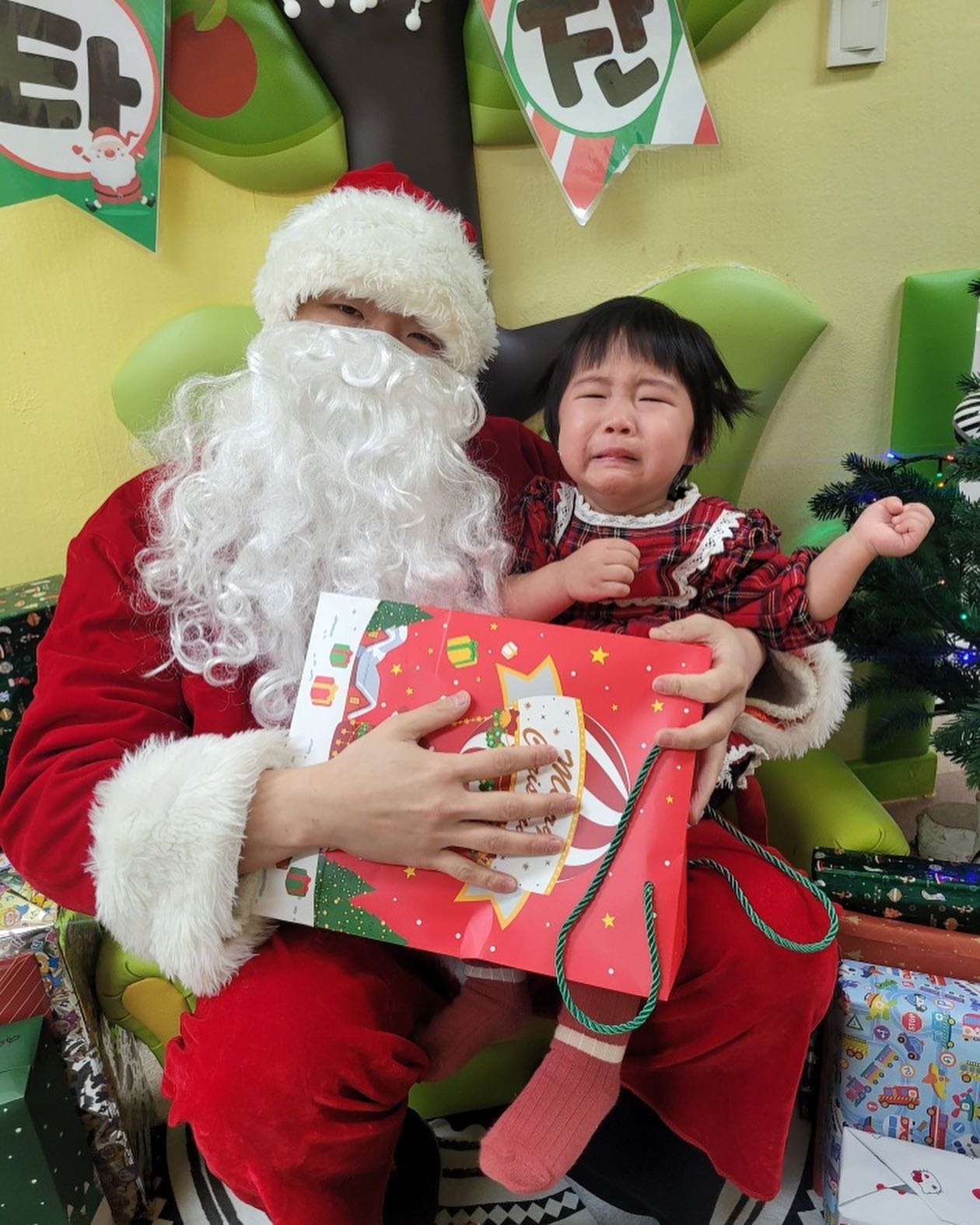 #하둥이네‘◡’✿ 👦🏻👧🏻 
첫 산타 만난날🎅🏻💖🎄

두근두근 
어린이집에서 만난 둥이들의 첫 산타
산타한테 선물 받고 좋아 할 줄알고
엄마는 너네 울지 몰랐는데 

하원할 때 원장쌤이 둘이서 엄청 울었다며
너무 귀여웠다면서
원장님과 깔껄깔 웃었네유🤣🤣 

너무 귀엽고 사랑스러운 👦🏻👧🏻
다시 오지 안을 소중한 이 시기❣️

내년에도 만나면 울지 궁금하구요
이번 크리스마스에는 선물도 가득받고🎁 🎁💝
즐거운 추억도 쌓고

.
아이들을 위해서 늦은 시간까지
함께 직접 방문해서 감동적인 선물도 가득 준비해주시고
산타 이벤트 열어주신 것도 너무 감사드려요🥰👍

아기들에게도 엄마에게도
잊지 못할 둥이와 엄마의 두번째 크리스마스🎄💝🎅🏻

역시
최고의 선물 마이 하둥이👦🏻👧🏻💖🎁

#메리크리스마스🎄#말잘듣기로약속
#크리스마스선물🎁#크리스마스산타🎅