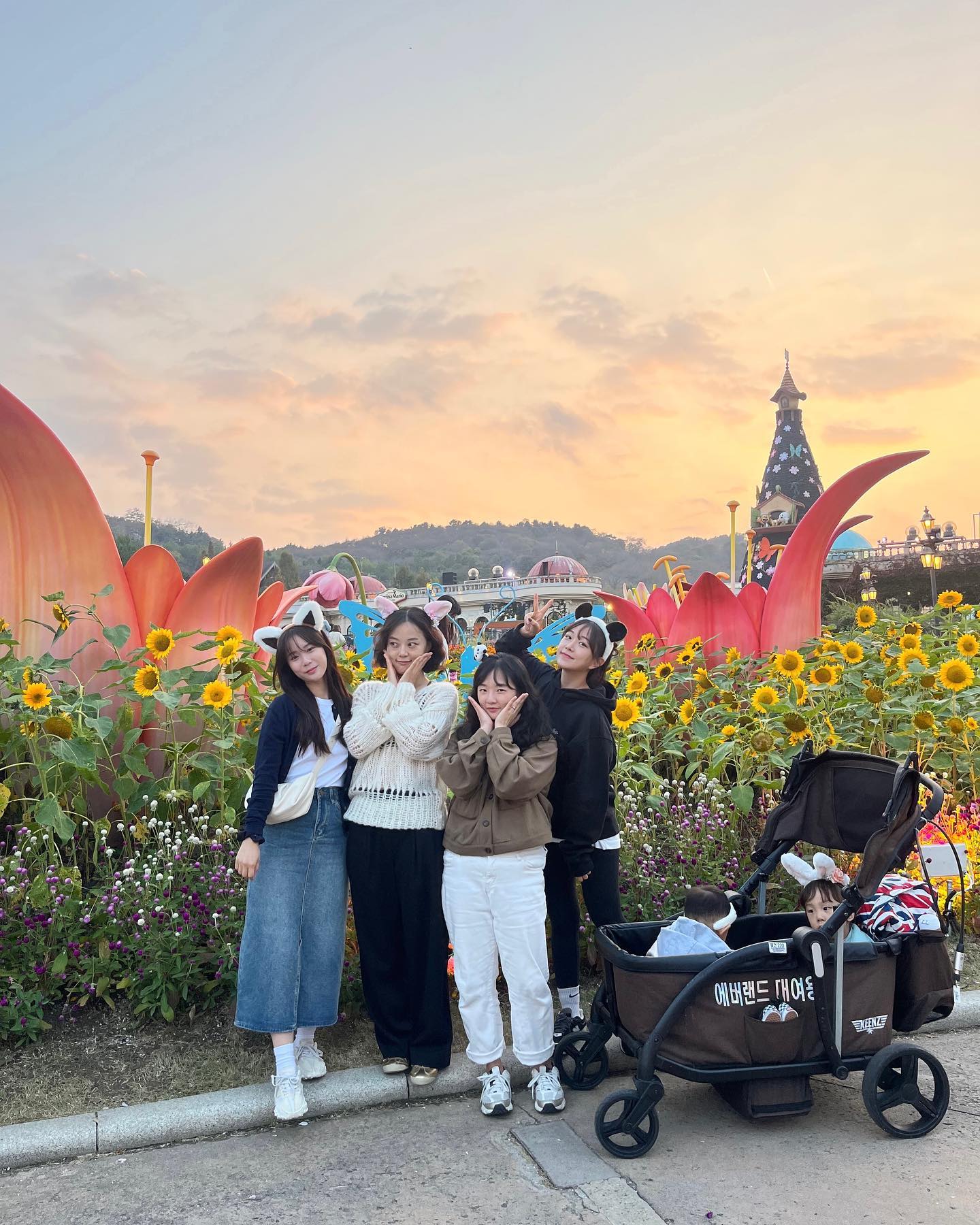 #오빠찬스
요시고사진전팸에서 에버랜드팸으로🎡
오빠덕분에 고지랑 노히랑 소령이랑
애기들이랑 행복한 추억 만들고 왔다🫶🏻
비록 두시간자고 아침부터 저녁까지 2만보 걸으면서
놀이기구 3개밖에 못탔지만^^ 즐거웠던 나의 일요일❤️‍🔥
애기데리고 에버랜드는 아빠랑 와야된다는 큰깨달음을 얻게해준 두분 :)
그래서 우리 다음은 어디로 놀러간다구?