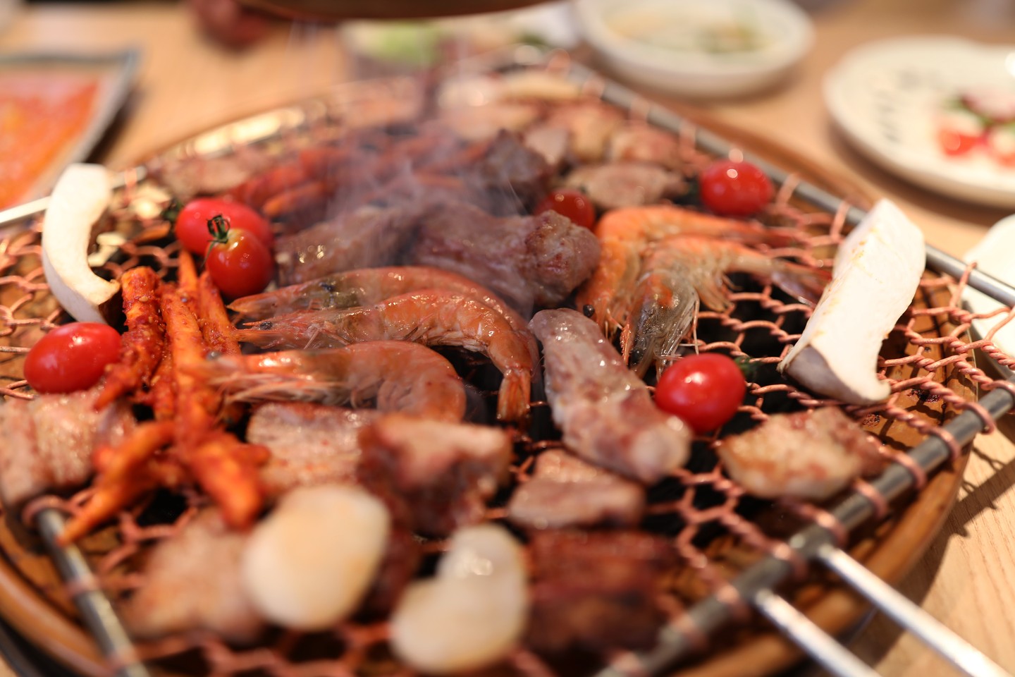 #제주먹방
.
.

두 번째 방문했던 곳

공항 근처 맛집인데
고기 맛도 일품 더덕 
그리고, 해산물까지
함께 즐길 수 있는 곳^^

샐러드가 무려 세 가지가 나오는데
순서대로 먹으면 풍미가 더 좋다고!

고기 굽는 소리 들으니 못 참겠네요.!
여기 현지인 맛집이라 
사람들 늘 많더라고요!!

역시 야식엔 #고기 #제주흑돼지
#제주공항근처맛집 #제주먹거리 #jeju