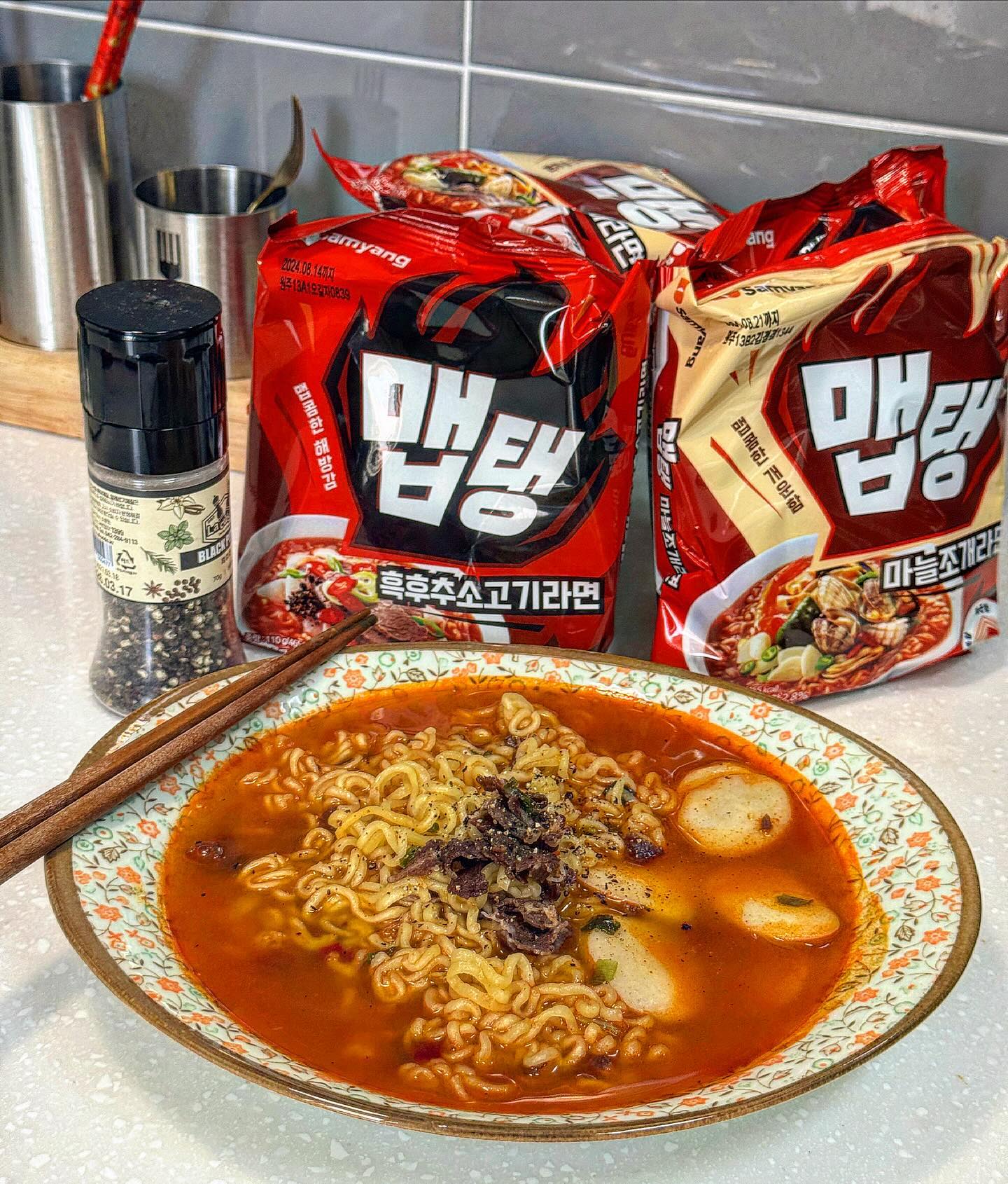 #협찬 🍜꿀주말엔 역시 라면이쥬..

레스케이프x맵탱 콜라보를 소개할게요
흑후추소고기 오늘부터 내 최애라면
생각보다 칼칼하고 매콤해서 더 좋았숴!!
마늘 조개라면도 너무 시원하고 맛있었어요ㅠㅠ

🏨레스케이프 호텔 홈페이지에서
 ‘Spring Edition : Do EAT, Now’ 
패키지 예약하는 방법!

👉홈페이지를 통한 예약 방법 
① 레스케이프 공식 홈페이지 접속 
(https://www.lescapehotel.com/main)
② 상단 메뉴> Room Packages> Spring Edition: 
Do EAT, Now! 선택 > BOOK NOW
③ 날짜 / 객실 및 인원 선택 > 객실 타입 선택 > 
예약 및 투숙 고객 정보 입력 > 예약 완료
.
.
.
.
.
.
#삼양식품 #맵탱 #맵탱마늘조개라면 
#맵탱흑후추라면 #탄탄면 #해물라면 
#레스케이프 #레스케이프호텔 #라면
#면스타그램 #해장 #해장템 #해장라면 #호캉스
#흑후추소고기라면 
#꿀주말 #헬요일
#비오는월요일