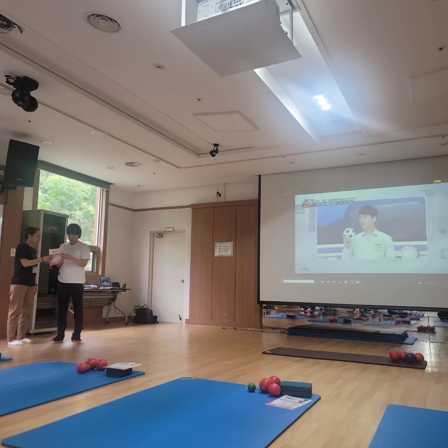 매력쟁이들과  유쾌하고 유익한 시간!
몸도 몸이지만  강사님 재밌으셔서 웃고 즐기고 
시간이 순삭!!!!!

sungduan83
담엔 언니가 수업왔으면 좋겠다용♡♡♡♡
덕분에 새로운 것도 접해보고 굿굿♡♡♡

#달성문센#굿볼체험#굿볼#굿볼건강법