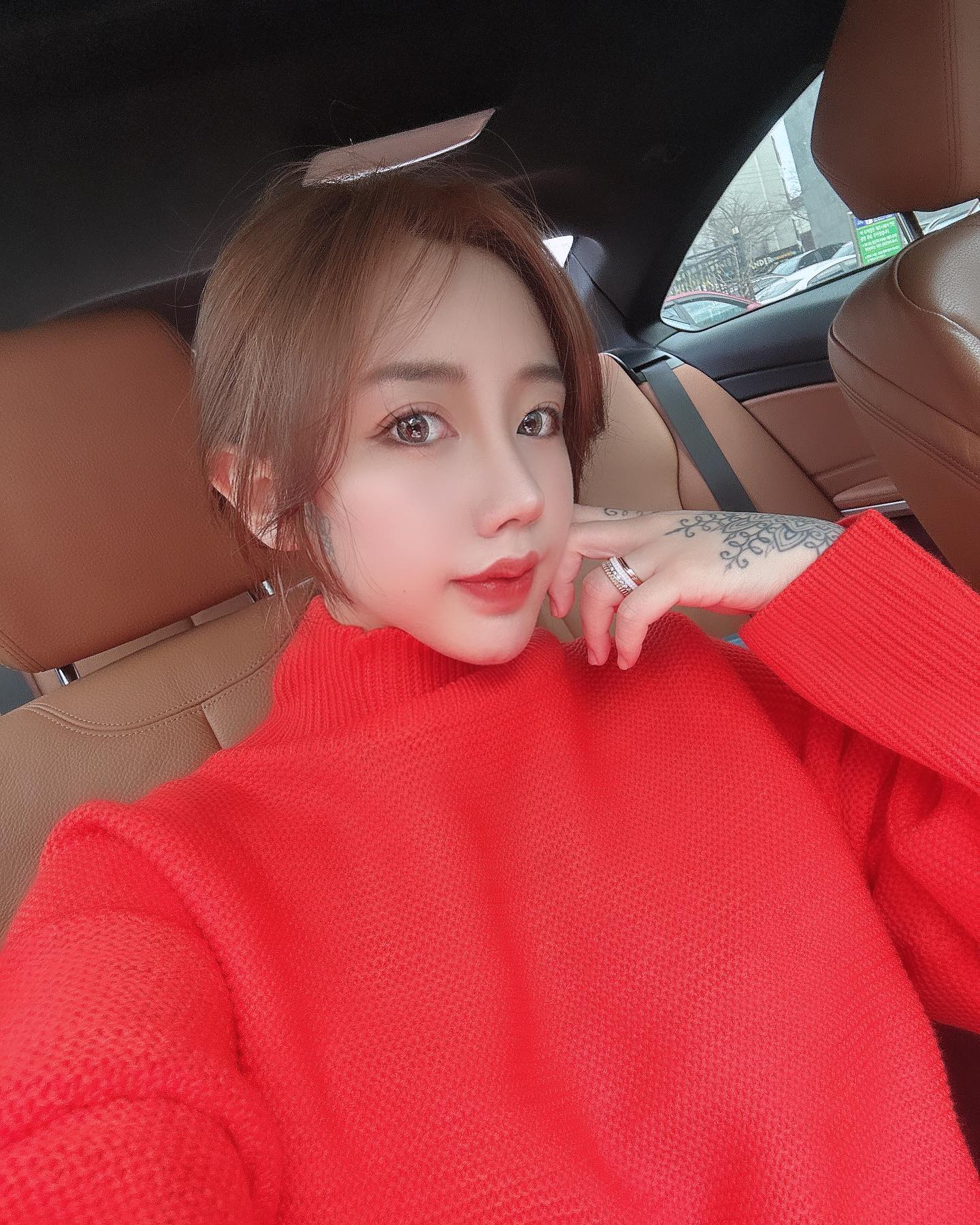 작년에 한참 결혼 준비 할 무렵,,
겨울이라 따뜻하라구 니트 원피스 두장을 
색깔별로 선물 해주신 시엄마💁🏼‍♀️ᩚ❤️💚

웨딩촬영 하는데 손톱연장도 직접 해주시겠다며
웨딩네일 손톱연장도 손수 다 해주셨다.💅🏻

덕분에 웨딩촬영도 잘 끝냈었구-:)👰🏻‍♀️🤵🏻

시집갈 때 혼수도 예단도 결혼식 비용도..
난 아무것도 들고간게 없는데 시댁가족들에게
과분하게 사랑받고 있구나 라는 생각이 드는 요즘. 

결혼은 서로 다른 삶을 살아왔던 둘이 만나
그의 가족과도 가족이 되고. 가족끼리도
늘 서운하지 않고 부딪히지 않고 살아갈 순 없겠지만
하나하나씩 맞춰가는 과정들이 아직은 참 어렵다~

나이만 먹었지 결혼만 했을뿐이지 나애기다ㅠ응애