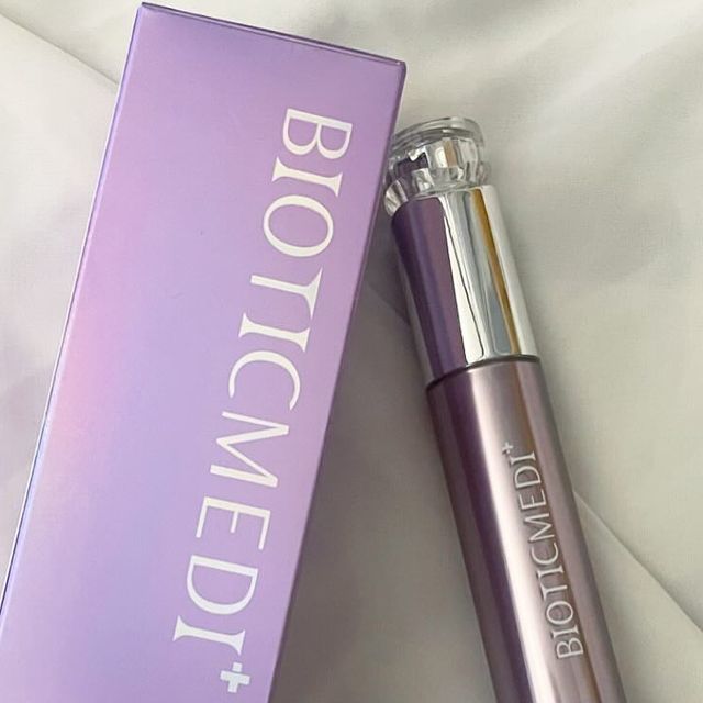  부둥판다 on Instagram: "#광고#비오틱메디#bioticmedi#목주름#팔자주름#눈가주름#딥펩타이드콜라겐크림

💜비오틱메디 딥 펩타이드 콜라겐 크림

잔주름부터 깊은 주름 까지 쓸쑤록 옅어지는 주름

💟저분자 콜라겐과 펩타이드가 함유되어 있어 목주름 사이를 촘촘하게 채워주며
LED 디바이스로 한층 더 탄탄하게

나쁜 생활습관으로 생긴 목주름 피부 속까지 집중 관리
눈가주름,팔자주름,목주름 등 

저분자 콜라겐, 펩타이드 함유 속부터 깊이 침투하여 탄탄하게
피부의 구조와 동일한 저분자 콜라겐, 펩타이드가 들어있어 자극 없이 피부에 자연스럽게 흡수되어 주름 사이사이 스며들어 탄탄하게 개선해 줍니다.

넥 크림 + LED 디바이스 두 가지를 하나로 간편하게

간편한 사용방법 
⭐️LED 디바이스
KC 인증받은 안전한 제품으로 피부 속까지 침투해 흡수되도록 초당 12,000번의 미세 진동으로 케어
⭐️아연 합금
인체에 무해하고 재활용이 가능한 친환경 소재로 내식성이 뛰어나 안전하게 오랜 기간 동안 사용이 가능합니다.
⭐️저분자 콜라겐 + 펩타이드 깊이 파고든 주름을 해결"
