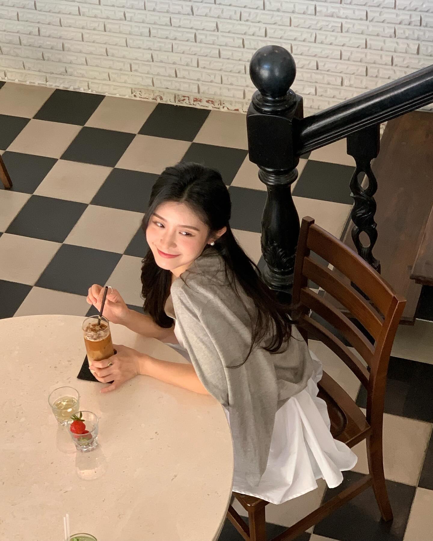 예쁜곳에서 예쁜척도 좀 해보고
혜리별관이랑 어울리게 코디 잘한듯🤭